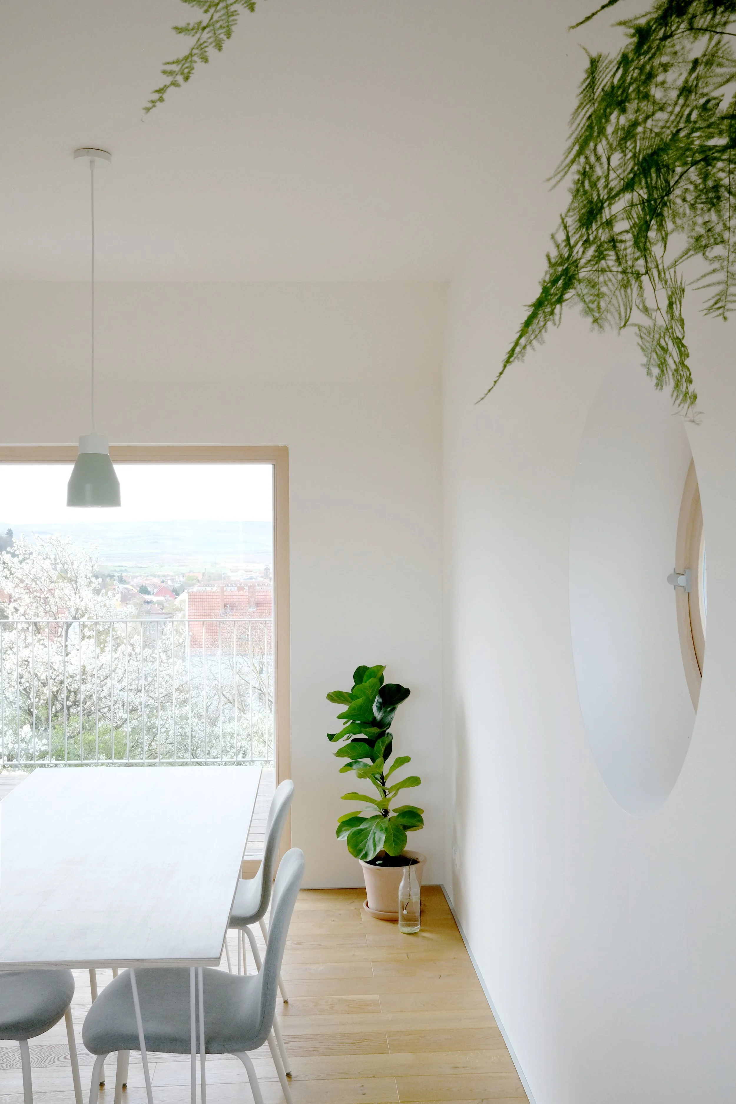 Innenraum mit rundem Fenster und natürlichem Licht