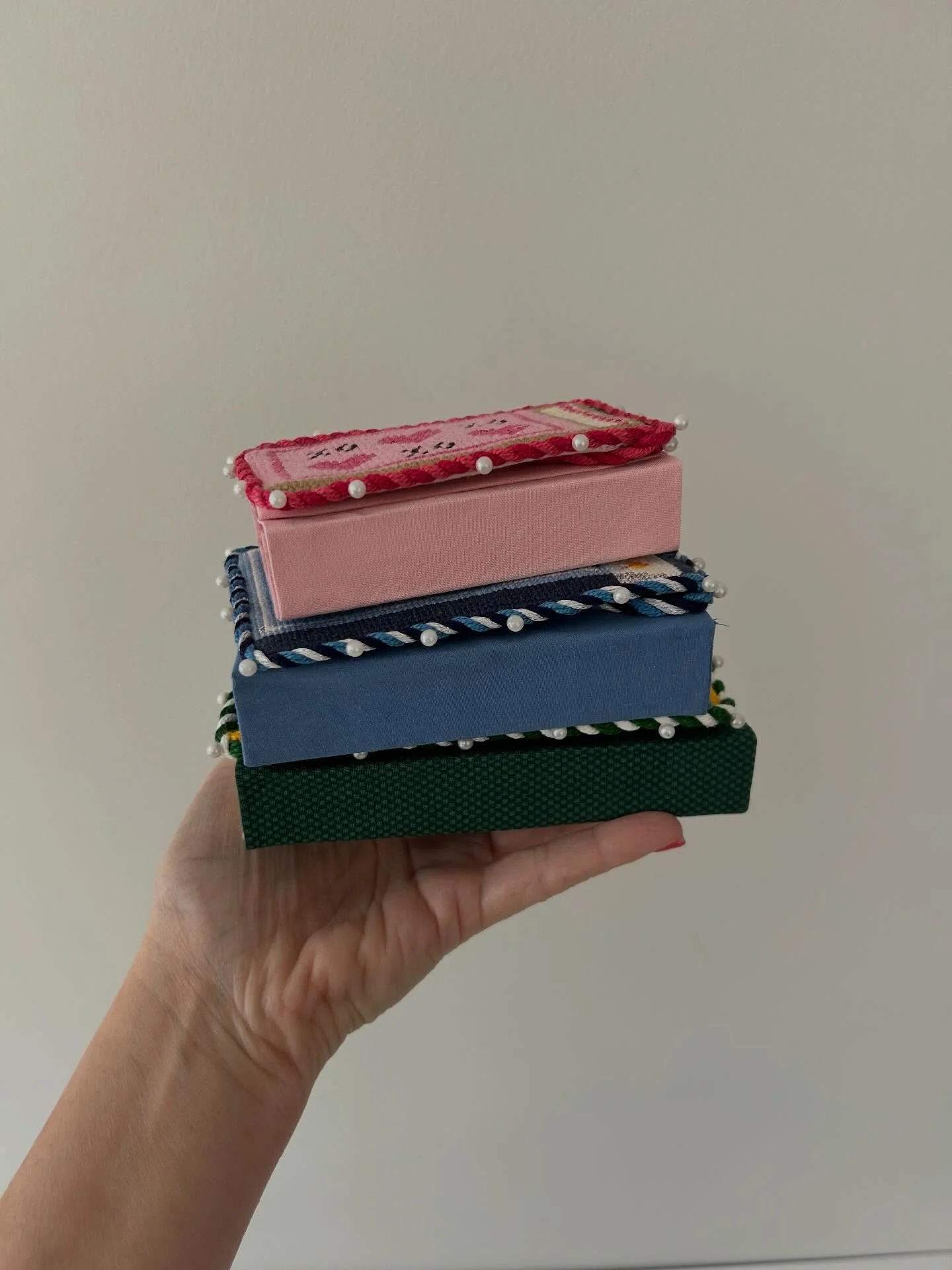 Been staying busy over here! Getting into a rhythm and the stack doesn&rsquo;t lie. Kinda loving finishing matchbooks right now. 🤩 

#petalboxstudio #ndlpt #needlepoint #needlepointfinish #needlepointfinishing