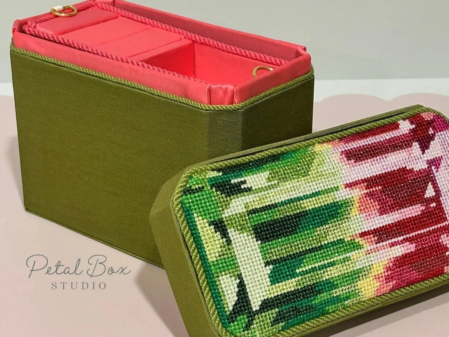 Lift Off Lid with Tray Insert