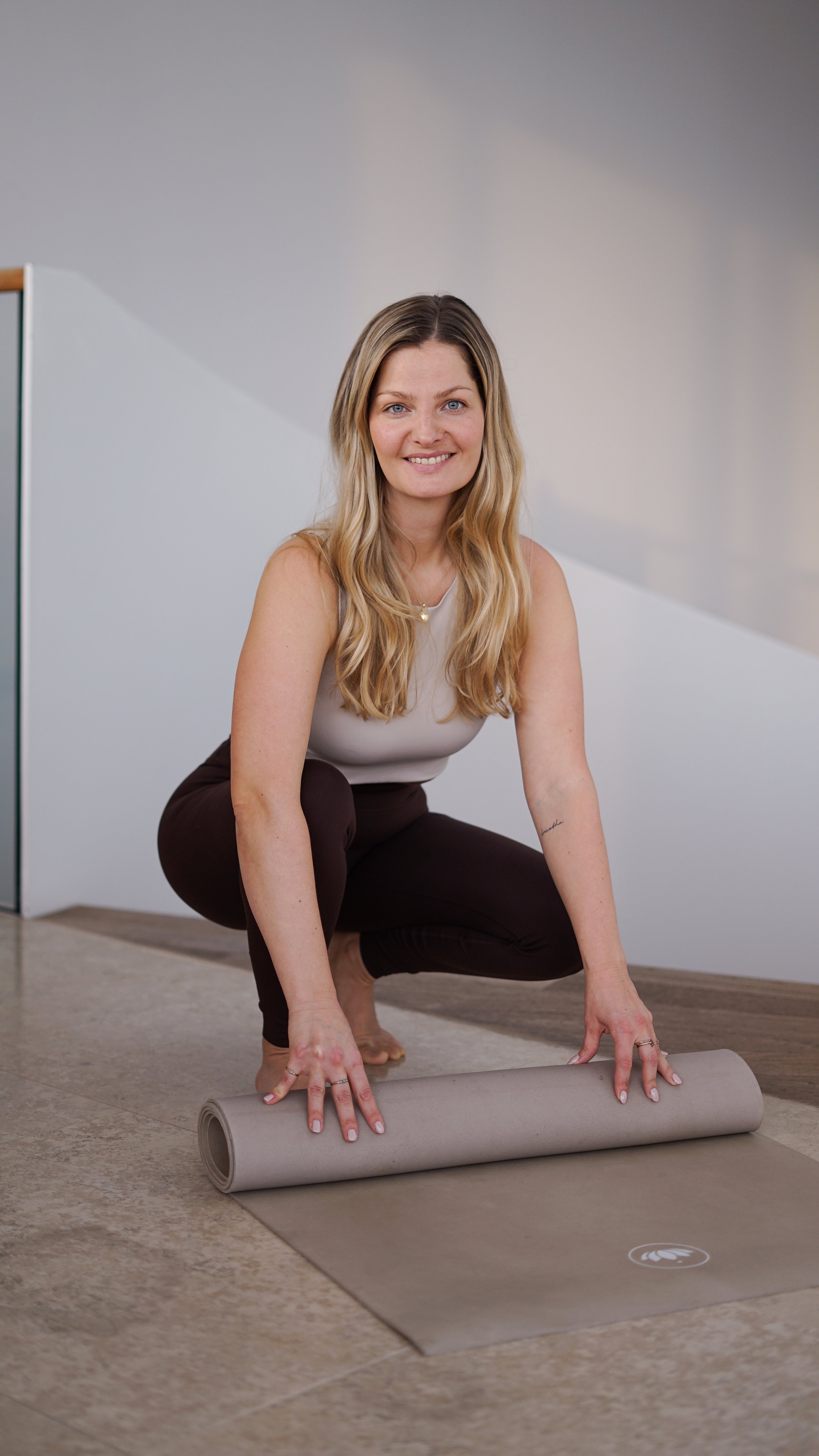 Kontakt Yoga with bella