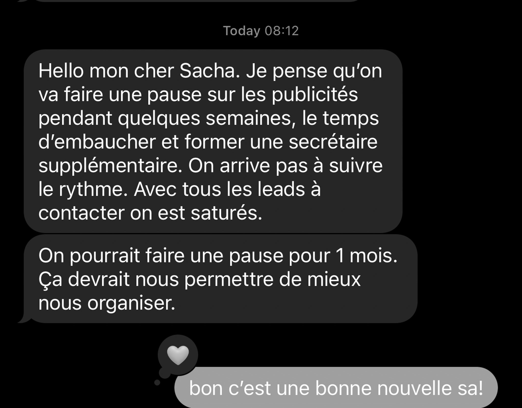 A screenshot of a text message conversation in French discussing taking a break from advertising work and organizing better.