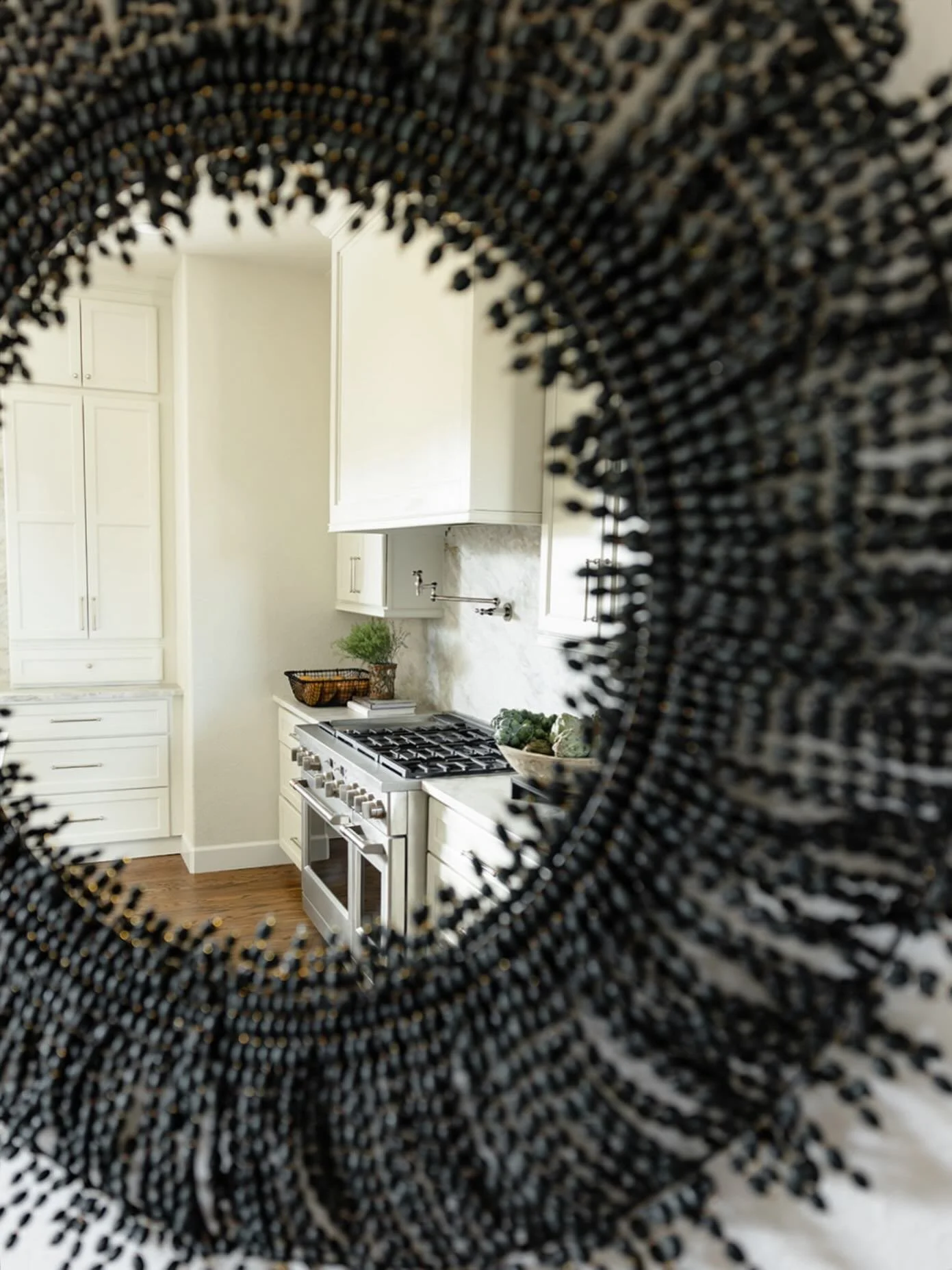 A kitchen moment, framed to perfection ✨

Kitchen accessories from the one and only @thedenstoreco 

#HouseofMcKarthurDesigns #DenverInteriors #KitchenDetails
