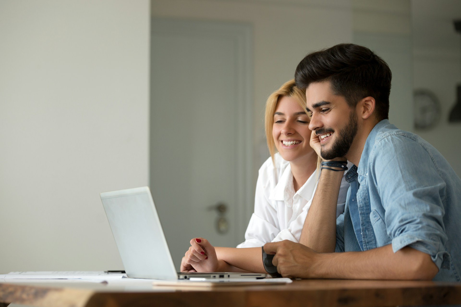 couple doing online EFT couples therapy