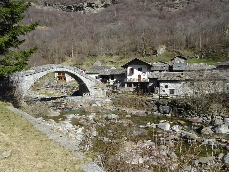 Forno Alpi  Graie e Massi di Cantoira (Valli di  Lanzo). Aperta a Tutti. 