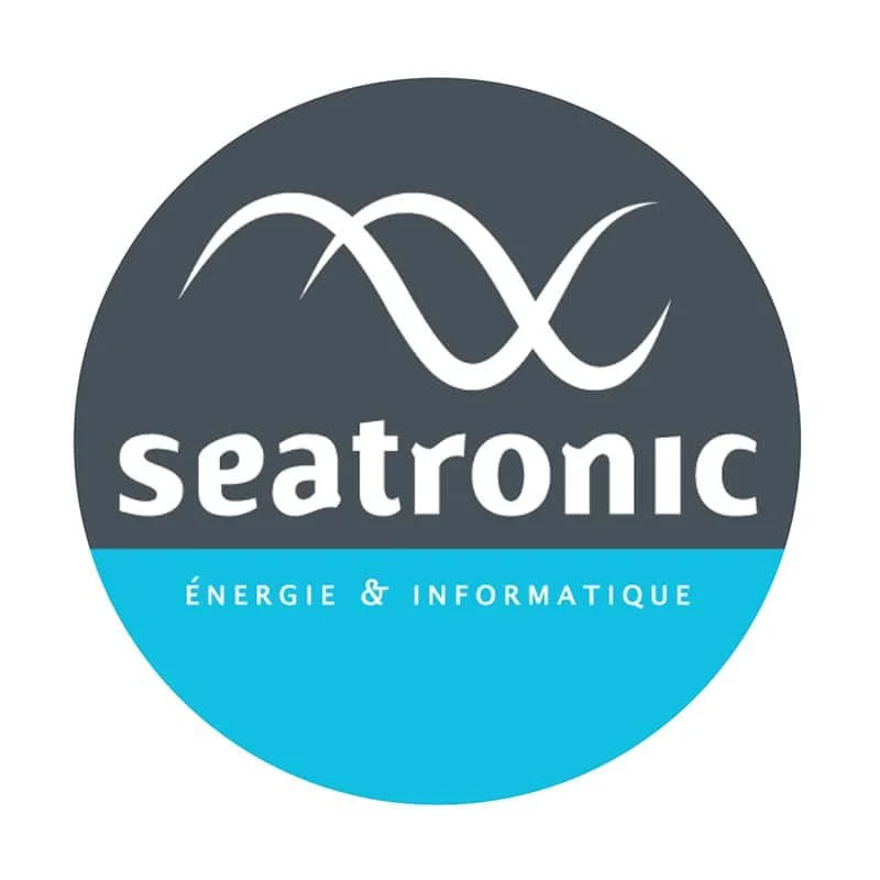 Logo rond avec le nom 'seatrnic' en lettres blanches sur fond gris en haut, et en bas une section bleue avec la mention 'Énergie & Informatique'.