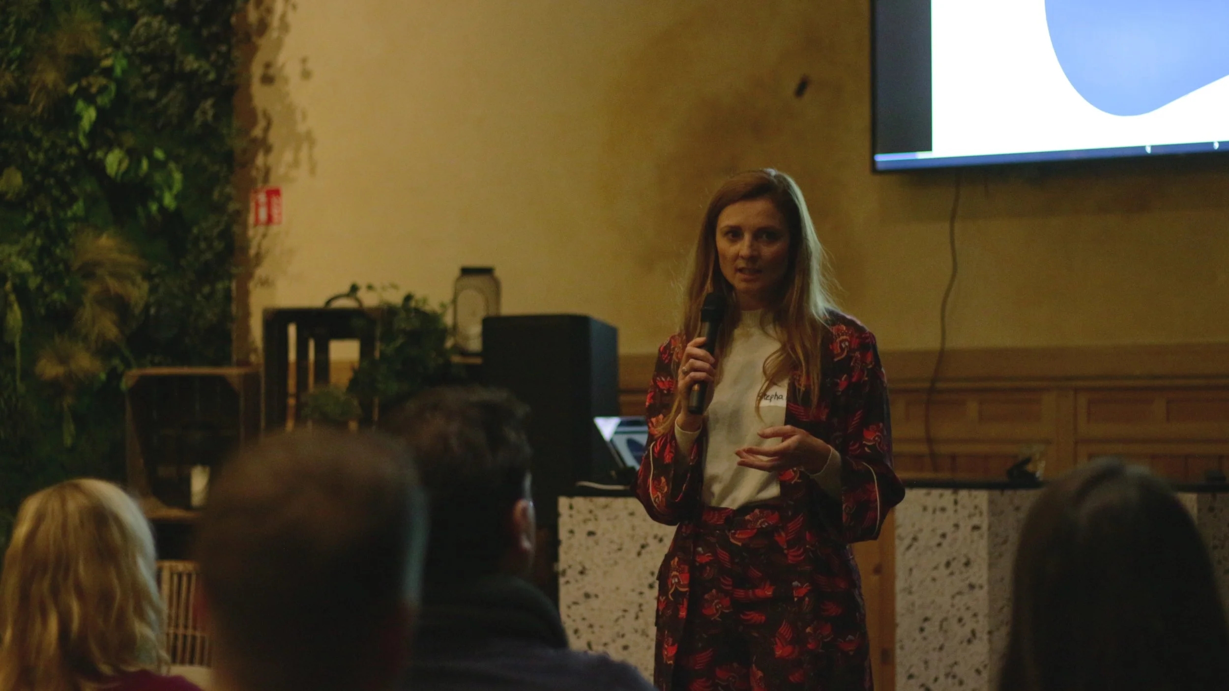Stephanie Blommaert tijdens haar lezing "Met liefde onderhandel je ook" in dunden, Antwerpen