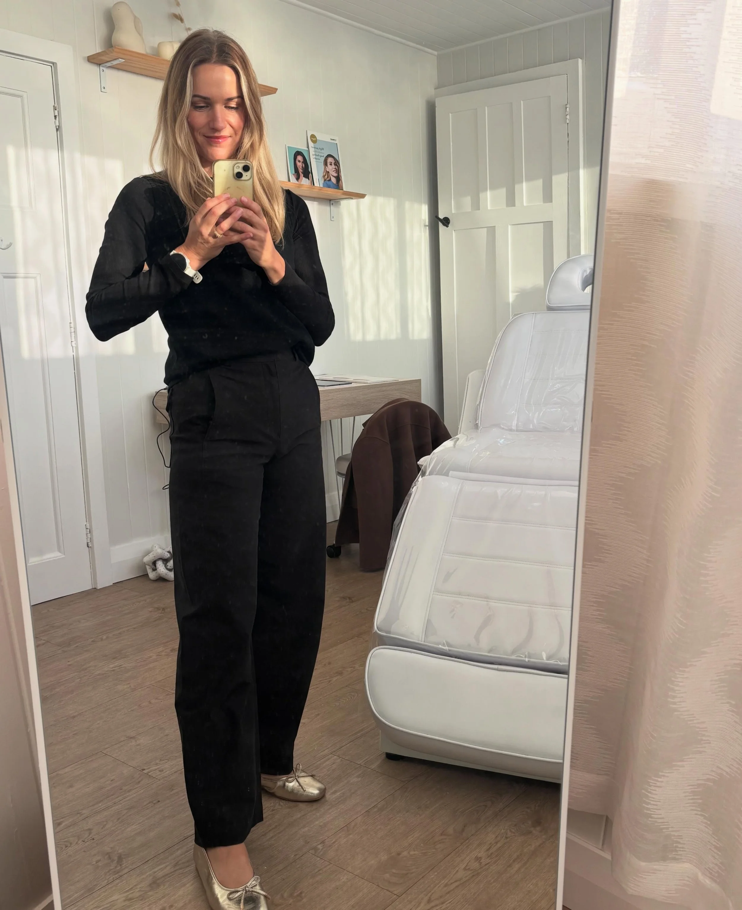 ❤️&zwj;🔥 Back in clinic for a hot minute! ❤️&zwj;🔥

A few last minute spots available tomorrow before I go on (another!) holiday on Saturday for two weeks 🌴 

I&rsquo;ll be returning to clinic on June 18th, so I will see all your lovely faces then