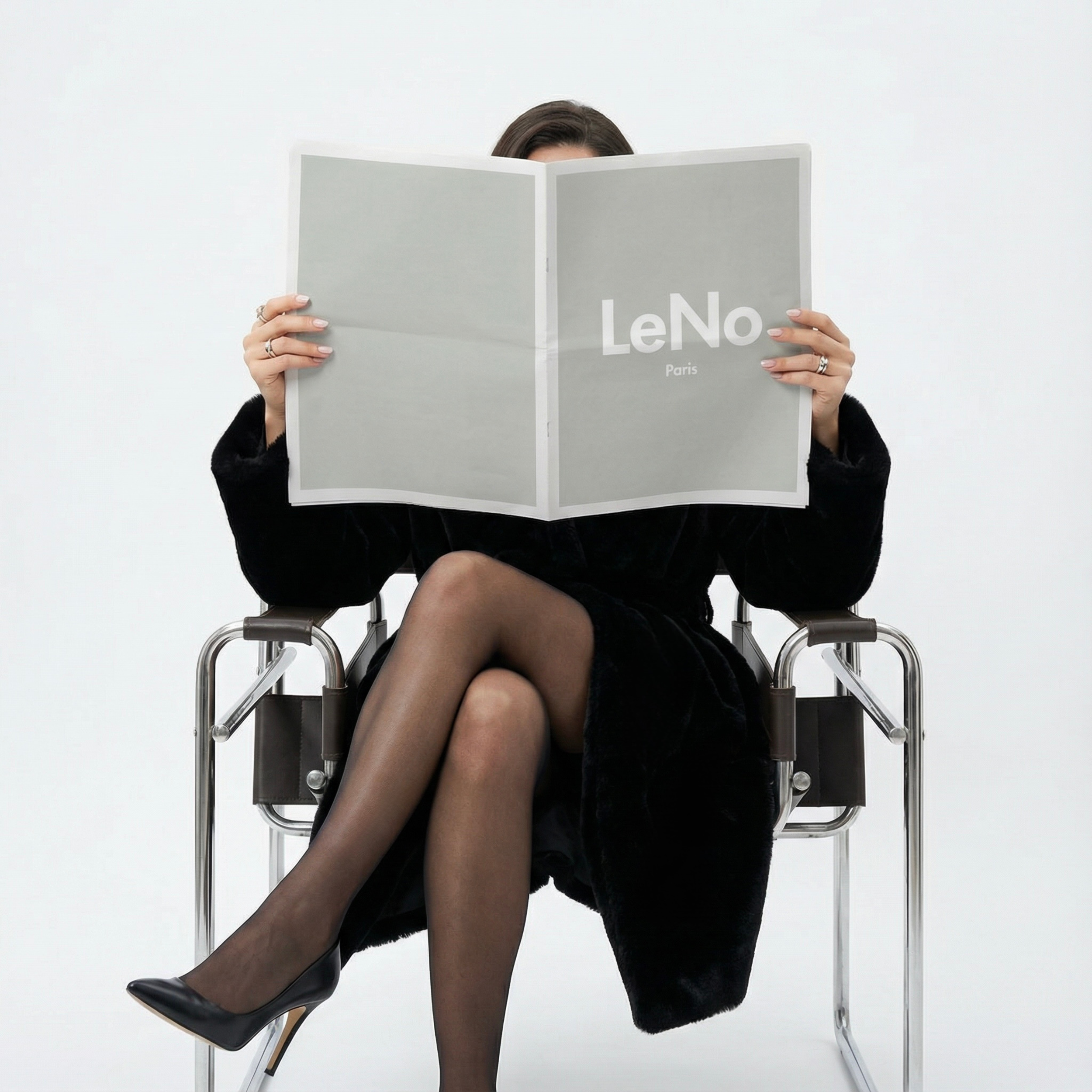 Women on chair reading the digital LeNo paper