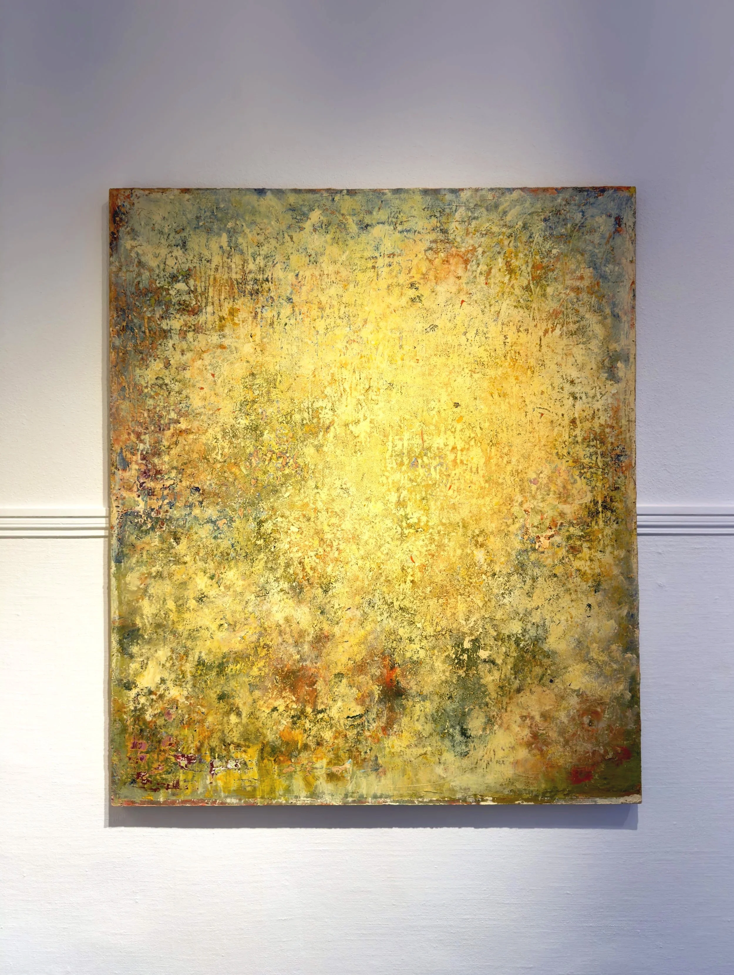 Abstraktes Gemälde mit gelben, grünen, blauen und orangefarbenen Farbflächen auf weißem Hintergrund.