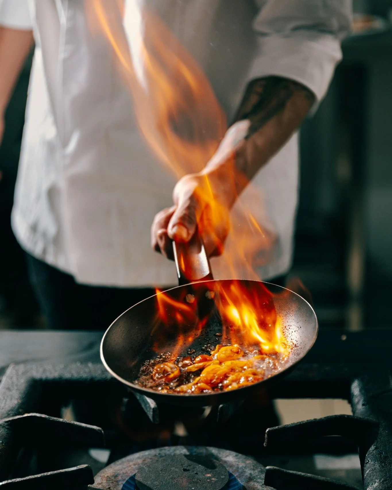 O pedido da equipe do @chefmatheusmonteiro era traduzir a personalidade e o estilo da cozinha do chef para um ensaio institucional voltado para impressa. As fotos n&atilde;o deveriam apenas mostrar o dia a dia da cozinha, mas refletir a criatividade,