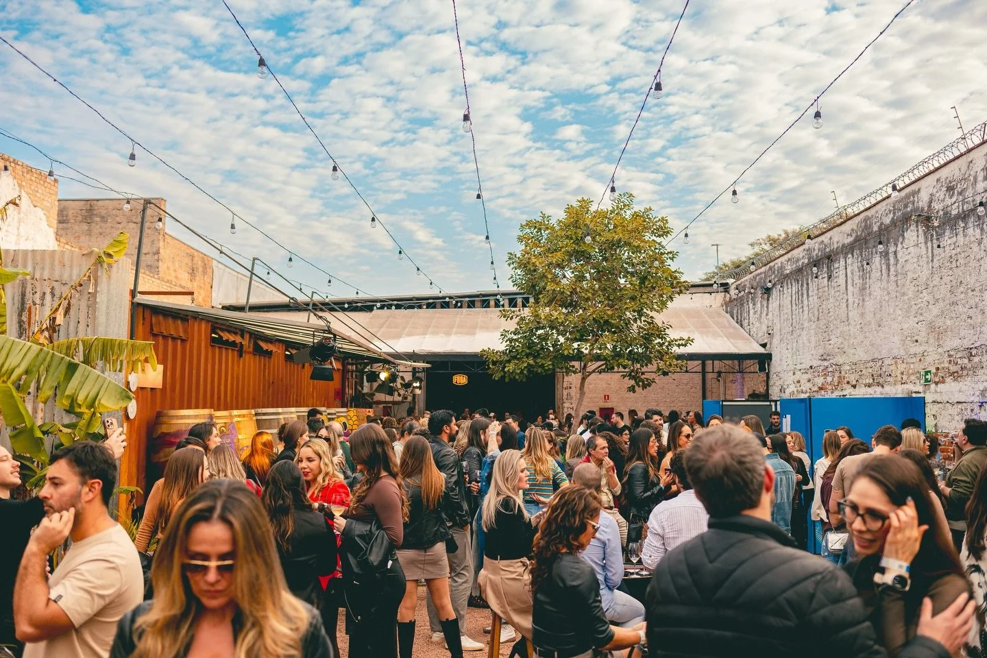 Esse post &eacute; pra despertar em voc&ecirc;s a vontade de abrir um bom vinho! Aqui tem um pouco de como foi a nossa cobertura para o Pipa Parede de Porto Alegre no FUGA, neste ano. 🥰🍸✨

Obrigado pessoal pela confian&ccedil;a!
@pipaparade @winelo