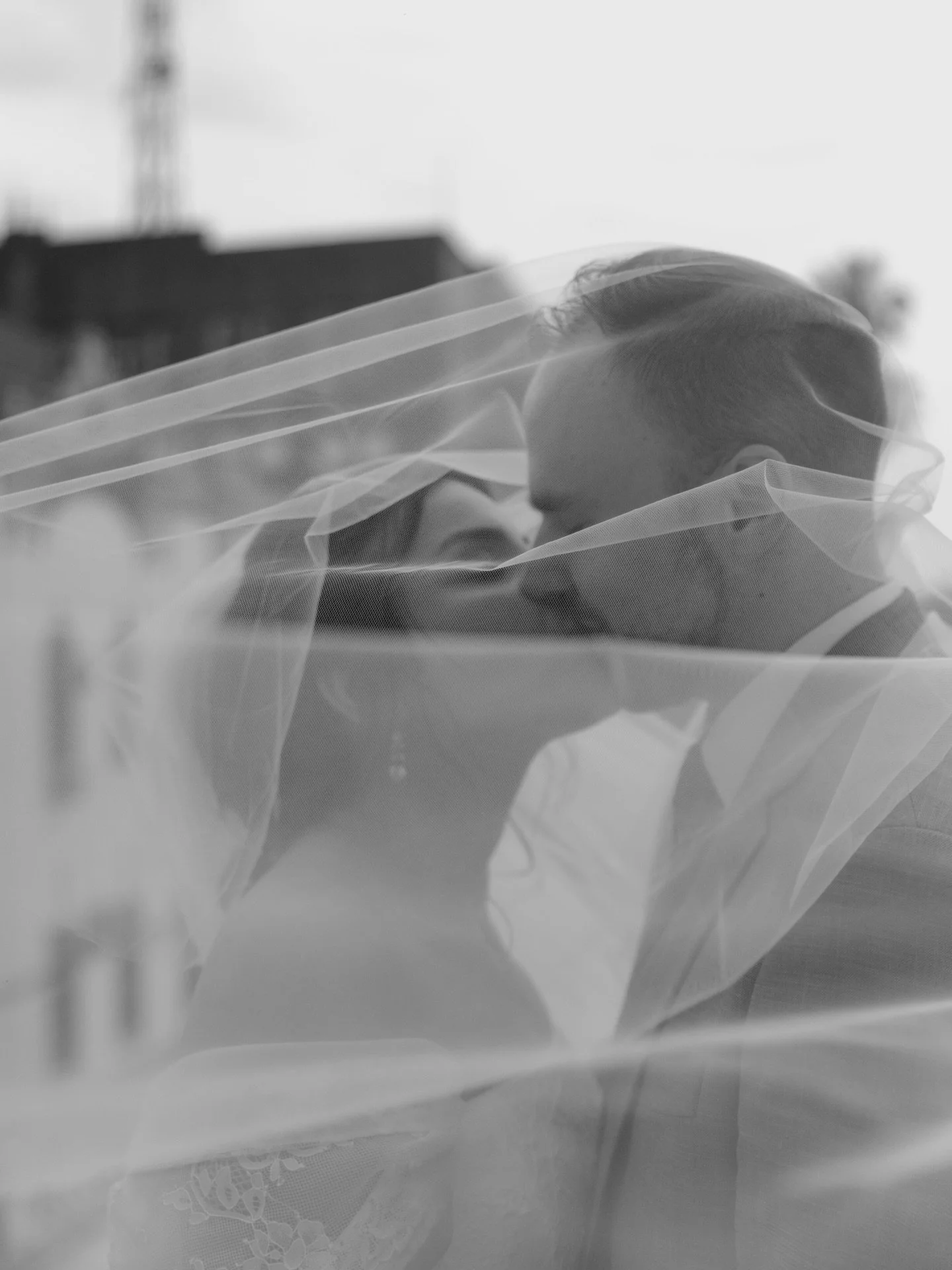 Quase todo casal que nos procura diz que odeia posar. 
Todo casal arrasa no ensaio do casamento. 

Coincid&ecirc;ncia? Ou apenas o intervalo ca&oacute;tico, de 15 minutos que os noivos podem fofocar da cerim&ocirc;nia e ficar juntos antes do apocalip