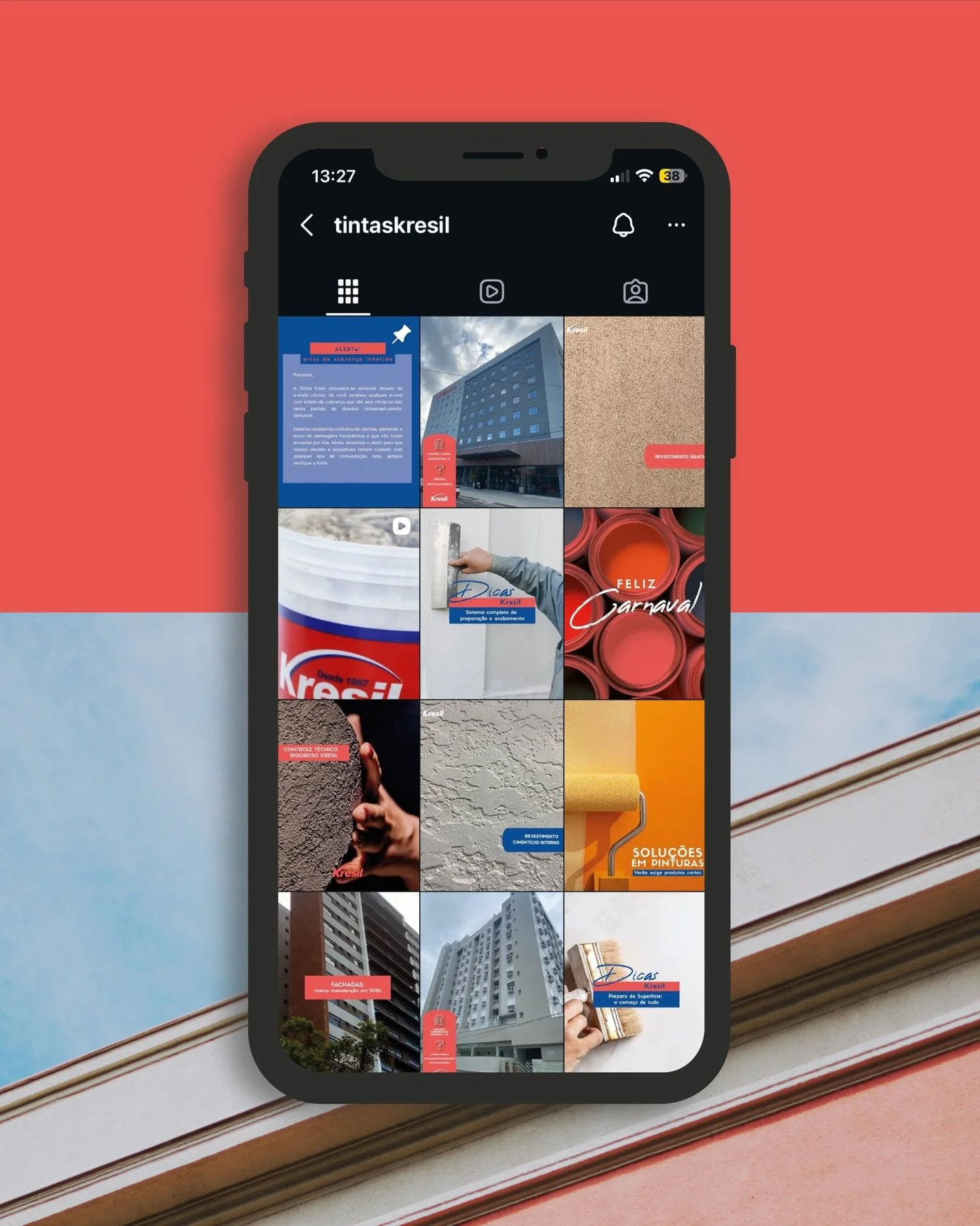Cada marca tem um universo pr&oacute;prio, e o nosso trabalho &eacute; transformar isso em diferentes formatos de comunica&ccedil;&atilde;o.

Com a @tintaskresil, desenvolvemos um conjunto de materiais que amplia as possibilidades da marca e fortalec
