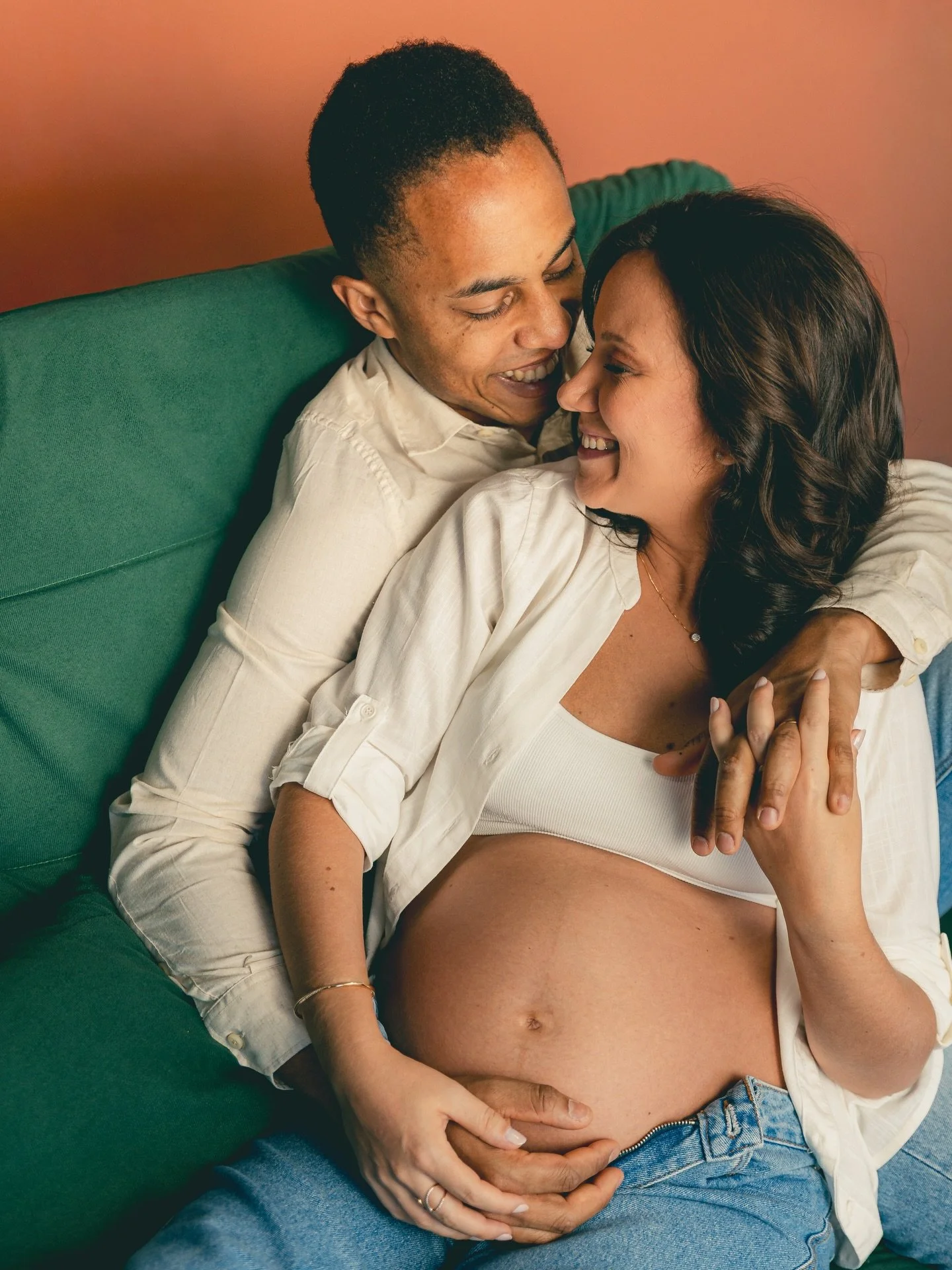 Voc&ecirc;s j&aacute; devem ter visto esses rostinhos por aqui. Alguns anos atr&aacute;s fotografamos o casamento da Claudia e do Thales, e agora voltamos para registrar esse novo cap&iacute;tulo enquanto aguardam a Cec&iacute;lia ✨

Em uma das prime