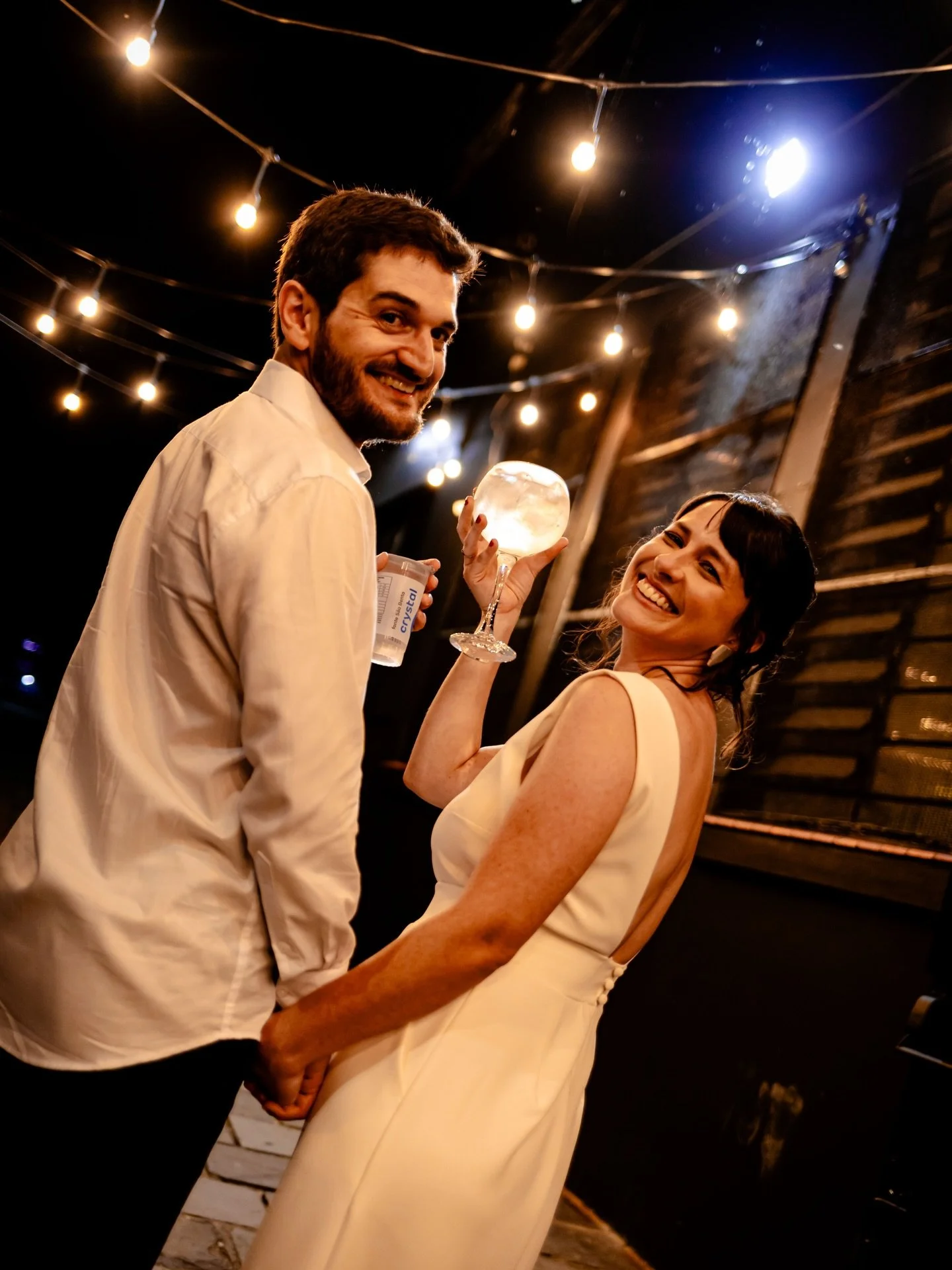 Conheci a Marina e o Jo&atilde;o e achei eles super cool e low profile. Na minha cabe&ccedil;a, seria um casamento bem tranquilo, com registros calmos&hellip; e foi! At&eacute; come&ccedil;ar a festa&hellip; 

Porque tudo que eles t&ecirc;m de discre