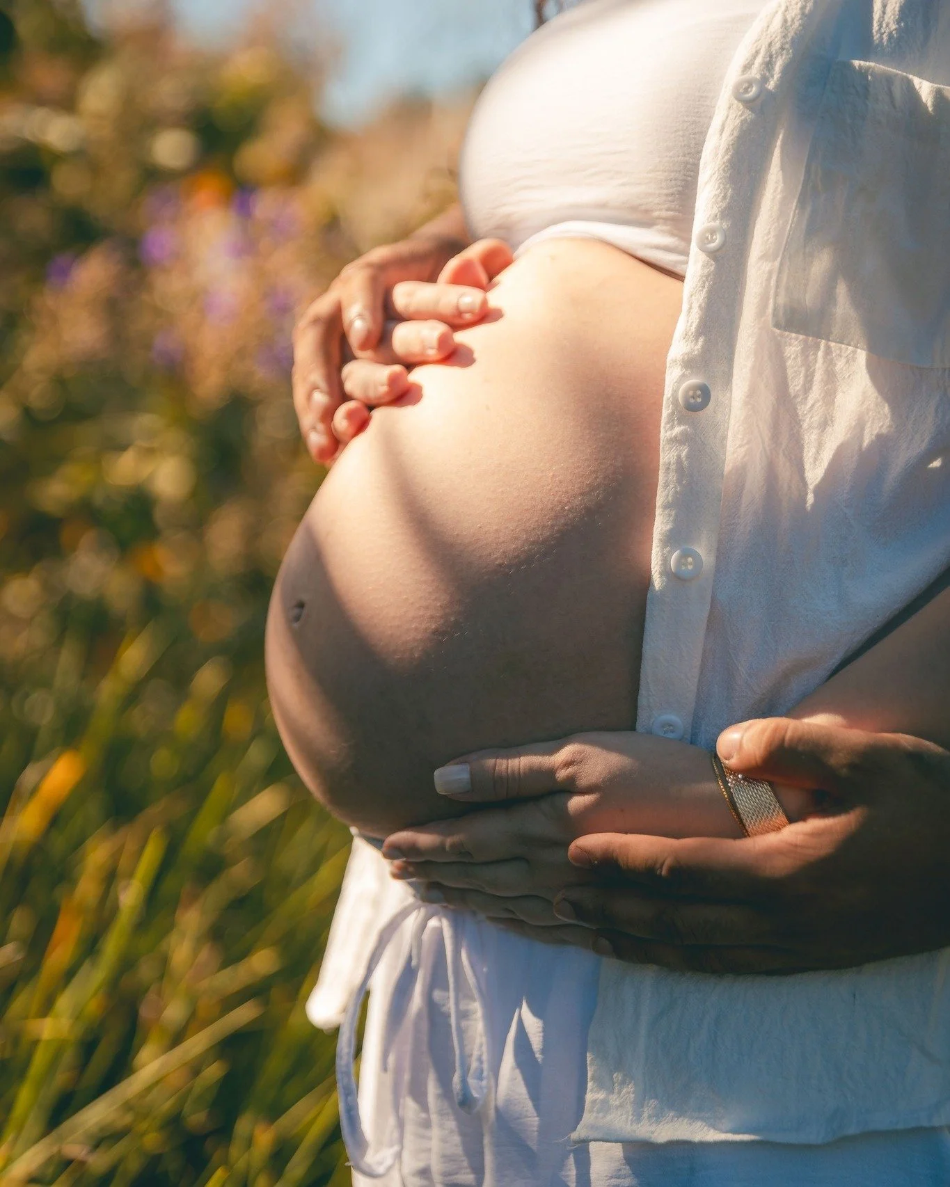 Um #tbt um pouco atrasado, porque a Sofia j&aacute; fez 1 ano 😅💕✨

Na &eacute;poca dessas fotos, ela ainda estava na barriga da Gabi. E, como a Gabi &eacute; da nossa fam&iacute;lia, esse ensaio teve aquela mistura bonita de carinho, intimidade e m