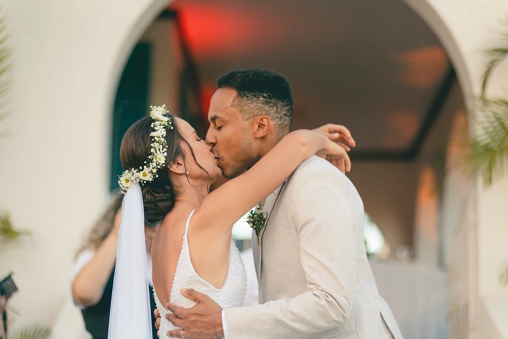 Casal se beijando na cerimônia de casamento.