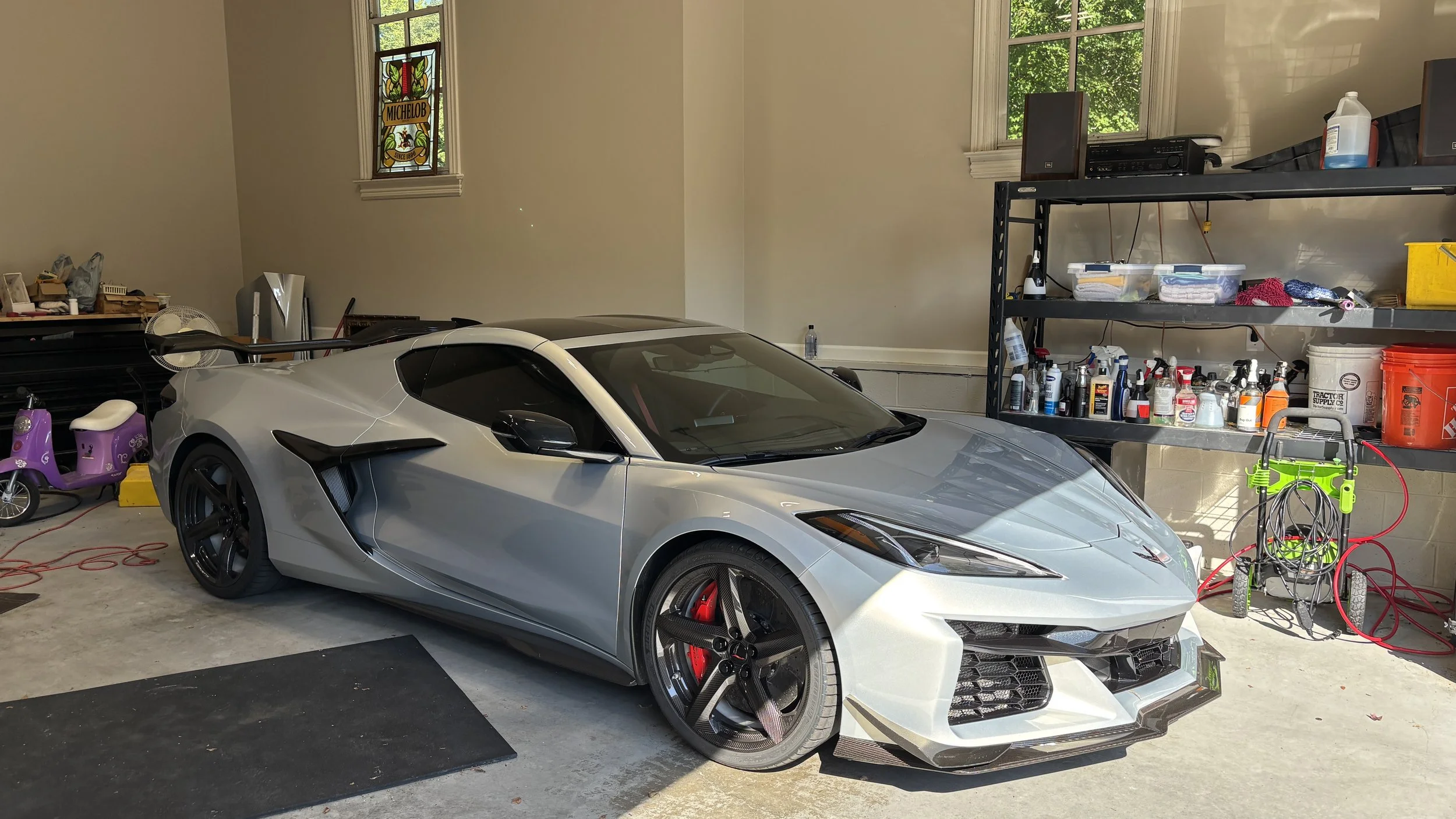 This gray Corvette received premium detailing in Middle Tennessee to enhance its shine, with mobile service available in Franklin, Brentwood, Murfreesboro, Nashville, Columbia, and surrounding areas.