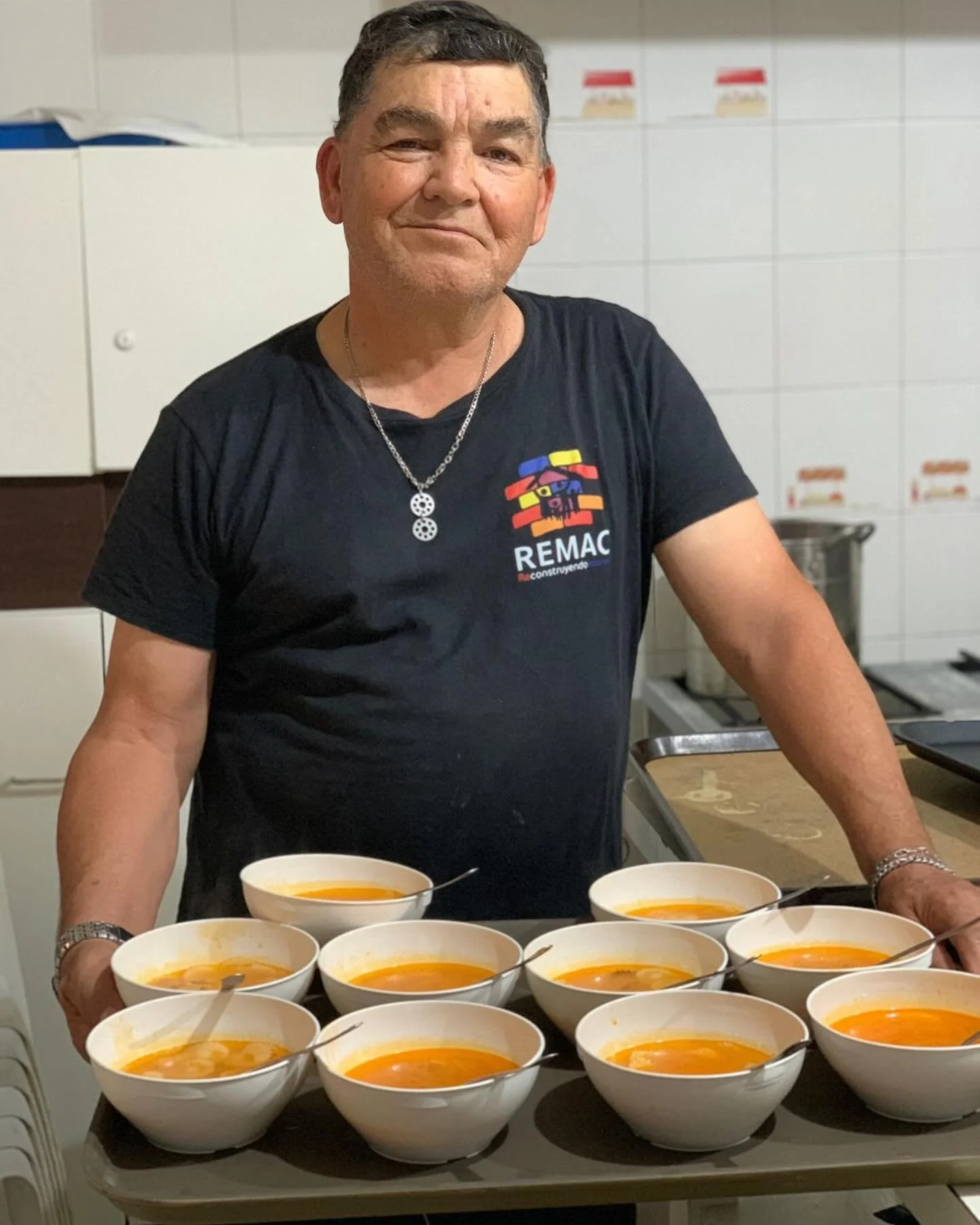 🌞🍲 &iexcl;Llenando de luz y calor los corazones necesitados! En nuestro comedor comunitario, estamos sirviendo comidas calientes y sonrisas a familias que lo necesitan. &Uacute;nete a nosotros para ser parte de este acto de amor y solidaridad. &iex