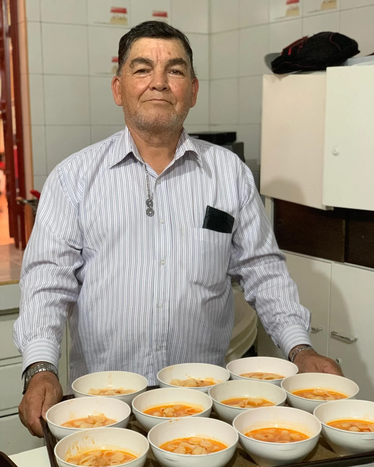 🍽️❤️ &iexcl;Alimentando sonrisas y corazones! En nuestro comedor comunitario, estamos compartiendo amor en forma de comida caliente con familias que lo necesitan. &Uacute;nete a nosotros para hacer una diferencia tangible en la vida de quienes est&a