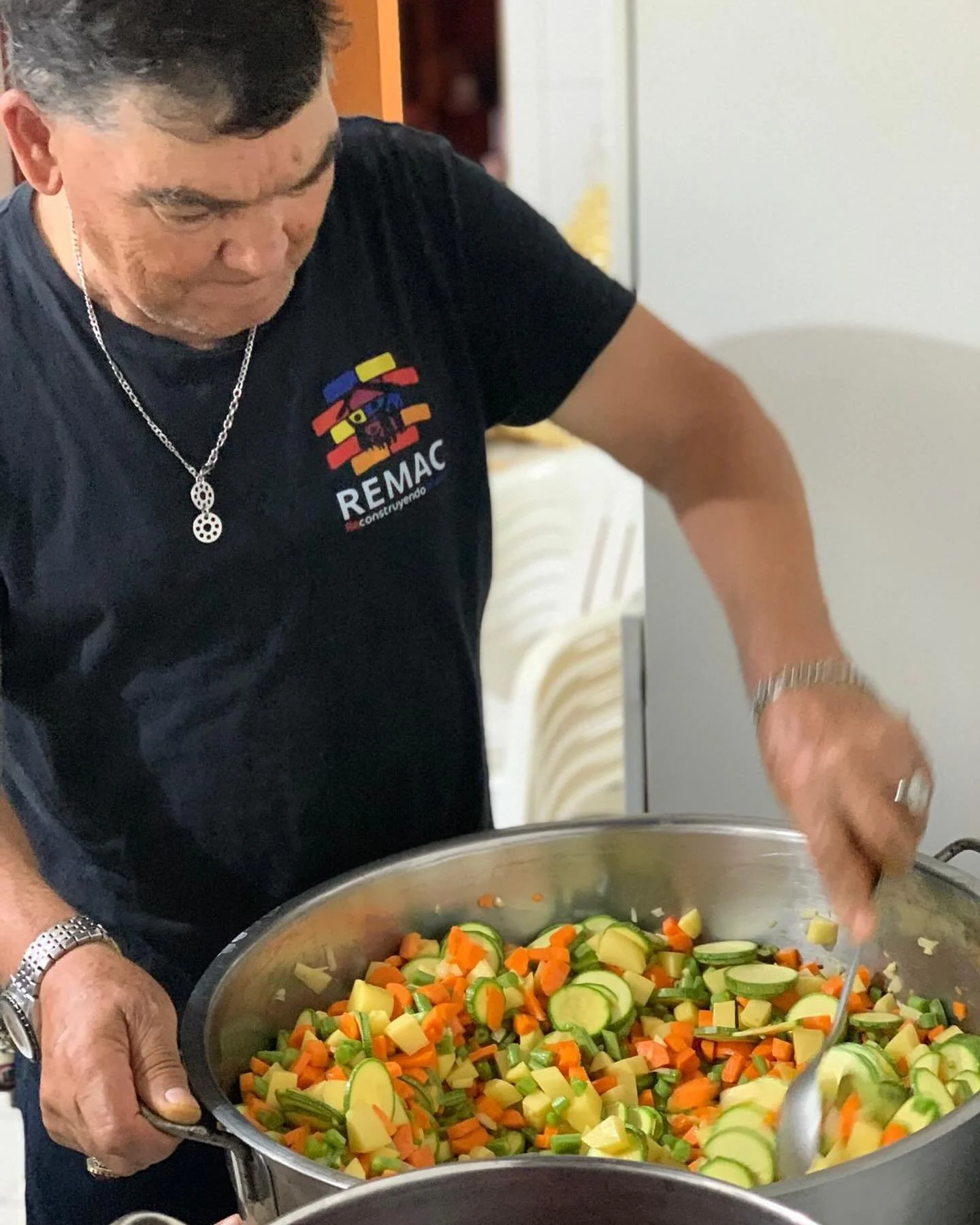 🍲🌟 &iexcl;&Uacute;nete a nosotros en nuestro comedor comunitario! Estamos distribuyendo comidas gratis a familias en situaci&oacute;n de vulnerabilidad. Cada plato que compartimos es un rayo de esperanza para quienes m&aacute;s lo necesitan. &iexcl