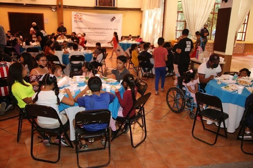 🌱💫 En nuestro comedor comunitario, no solo alimentamos cuerpos, &iexcl;sino que tambi&eacute;n nutrimos el desarrollo social! 🍲💖 Cada plato servido es un paso hacia adelante en la construcci&oacute;n de una comunidad m&aacute;s fuerte y unida. 💪