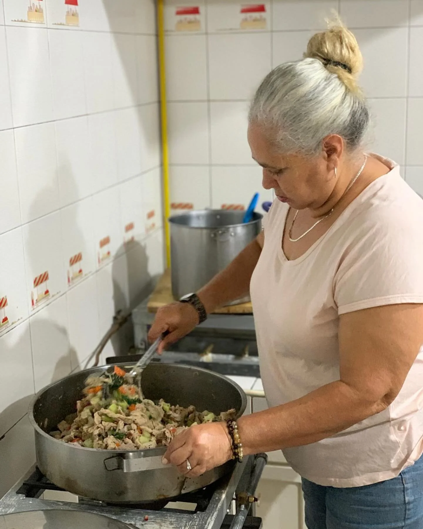 🍽️💫 &iexcl;Brindando nutrici&oacute;n y esperanza! En nuestro comedor comunitario, estamos extendiendo nuestras manos para ofrecer comidas gratuitas a familias en situaci&oacute;n de vulnerabilidad. Cada plato es un gesto de solidaridad y amor haci
