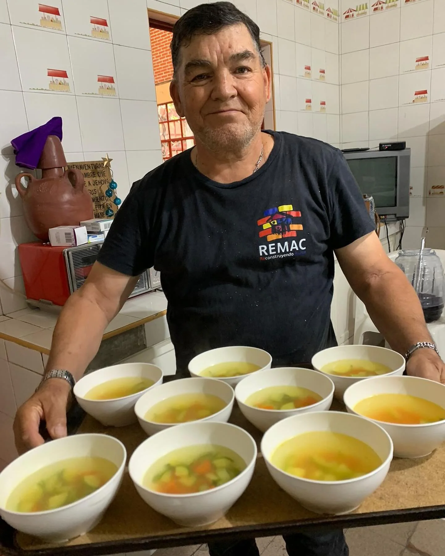 🌟🍲 &iexcl;Cambiando vidas, un plato a la vez! En nuestro comedor comunitario, estamos sirviendo comidas gratuitas a familias necesitadas. Cada bocado es una muestra de solidaridad y apoyo. &Uacute;nete a nosotros para compartir amor y esperanza con