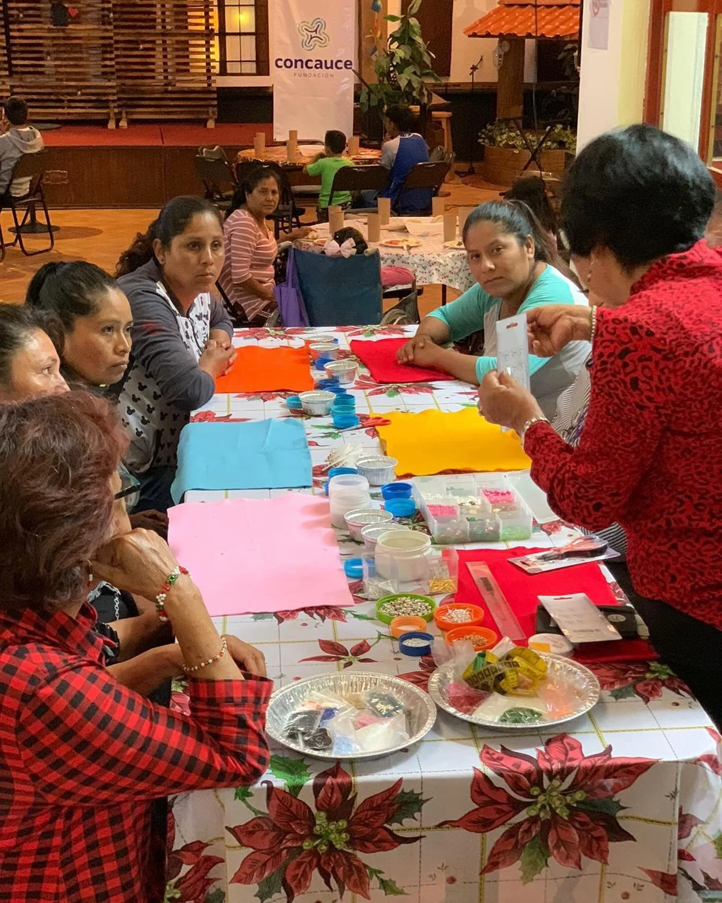 📿💫 &iexcl;Nos sumergimos en el mundo de la bisuter&iacute;a en Puebla! 💎 Hoy, junto a valientes madres solteras, estamos aprendiendo a crear hermosas piezas de bisuter&iacute;a. 💖 En l&iacute;nea con la Agenda 2030, promovemos el empoderamiento e