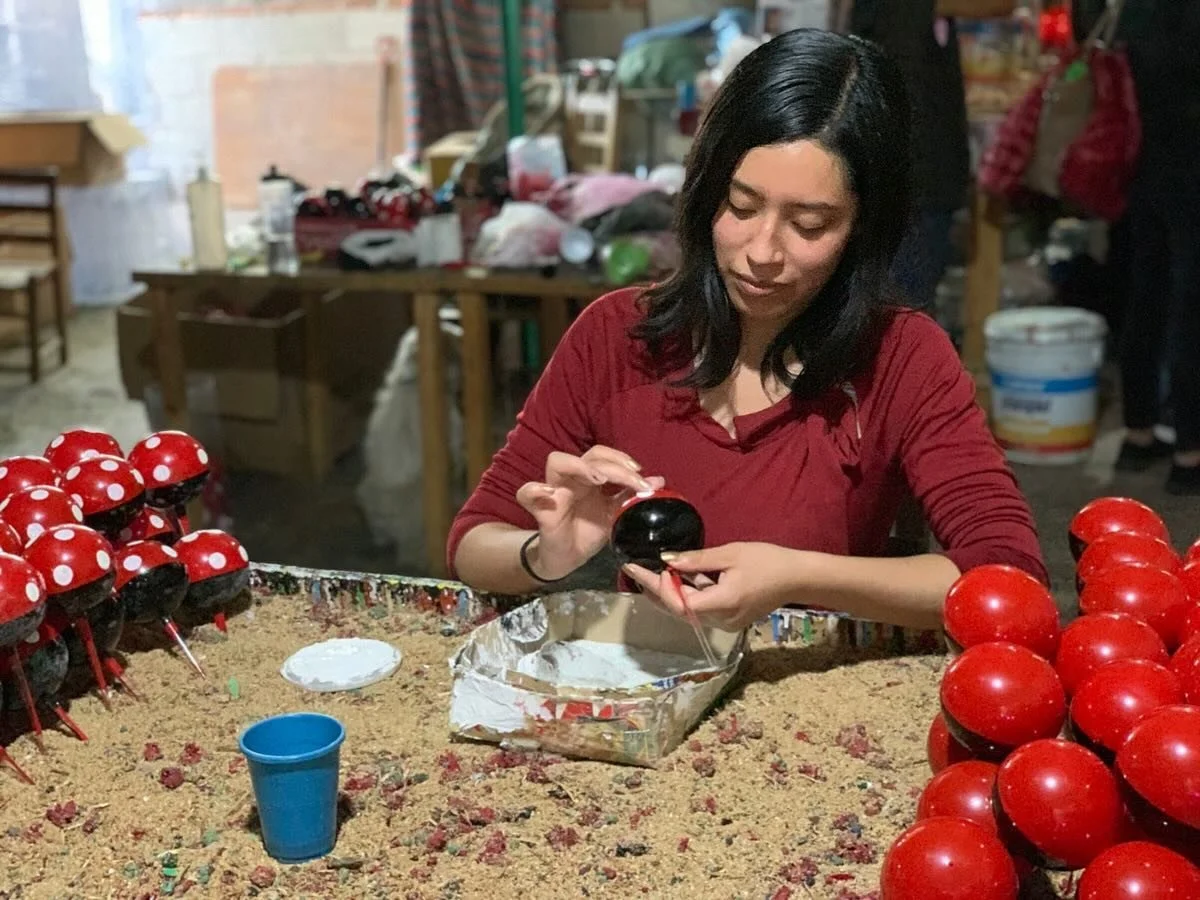 🎨✨ &iexcl;Capacitaci&oacute;n en marcha en Chignahuapan, Puebla! 🏞️ Hoy nos encontramos junto a madres solteras, empoderando a trav&eacute;s del arte y la creatividad. En colaboraci&oacute;n con la Agenda 2030, estamos ense&ntilde;ando la elaboraci