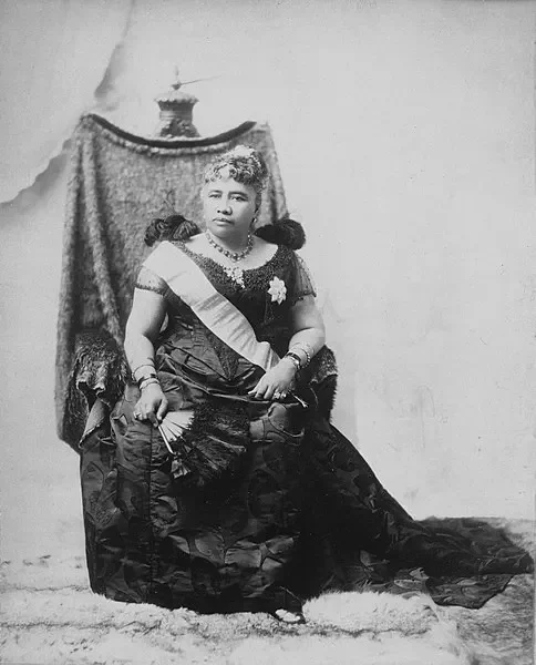 484px-Liliuokalani_sitting_on_chair_draped_with_feather_cloak.jpg.webp