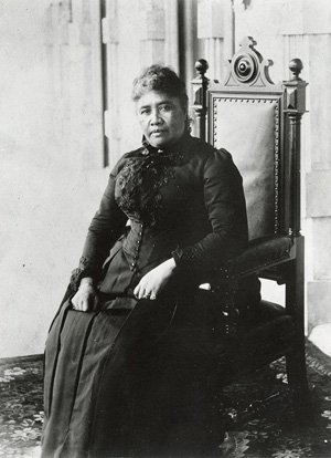 manoa-liliuokalani-seated.jpg