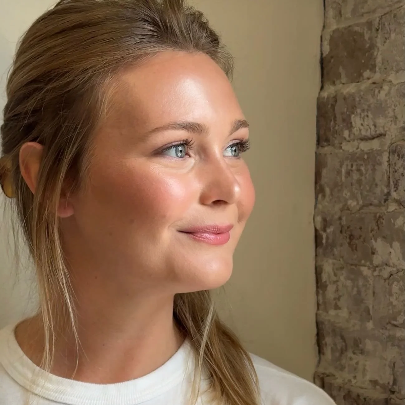 Angel bride Laura ✨ Can we take a second for her gorgeous skin! 
.
.
.
#goldenbridalartistry #cleanbridalmakeup #softbridalmakeup #softglammakeuplook #mainemakeupartist