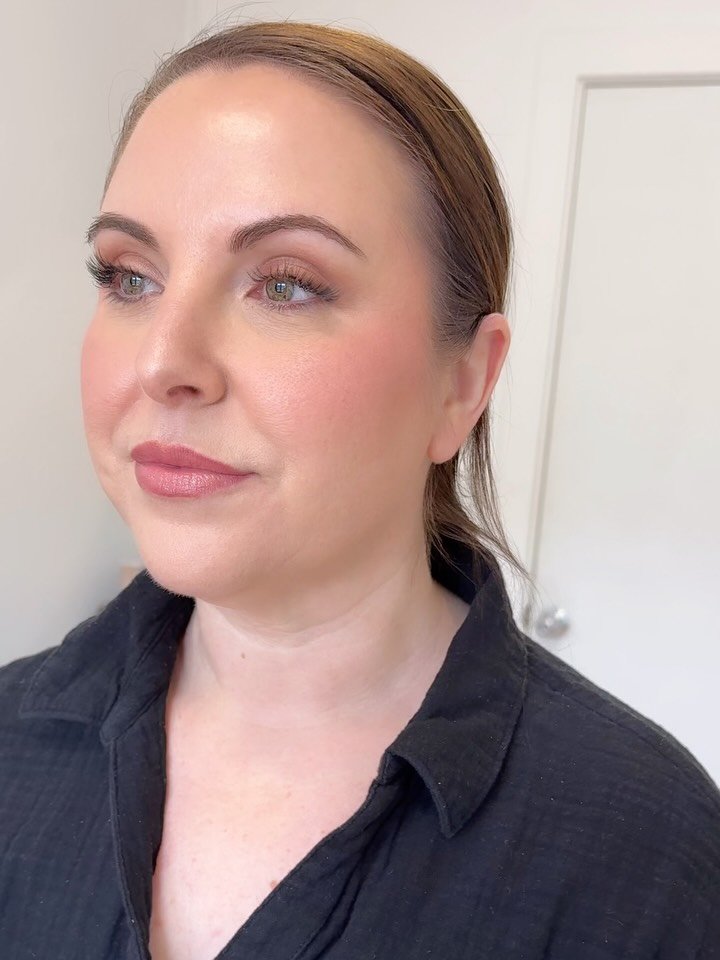 Today was truly unforgettable! Adorning people you have known for years is one of the greatest feelings. I am so grateful to be a part of your wedding day! Radiant + Glowing BECKY! 💖 
.
.
.
#glowingbride #goldenbridalartistry #mainemakeupartist #ang