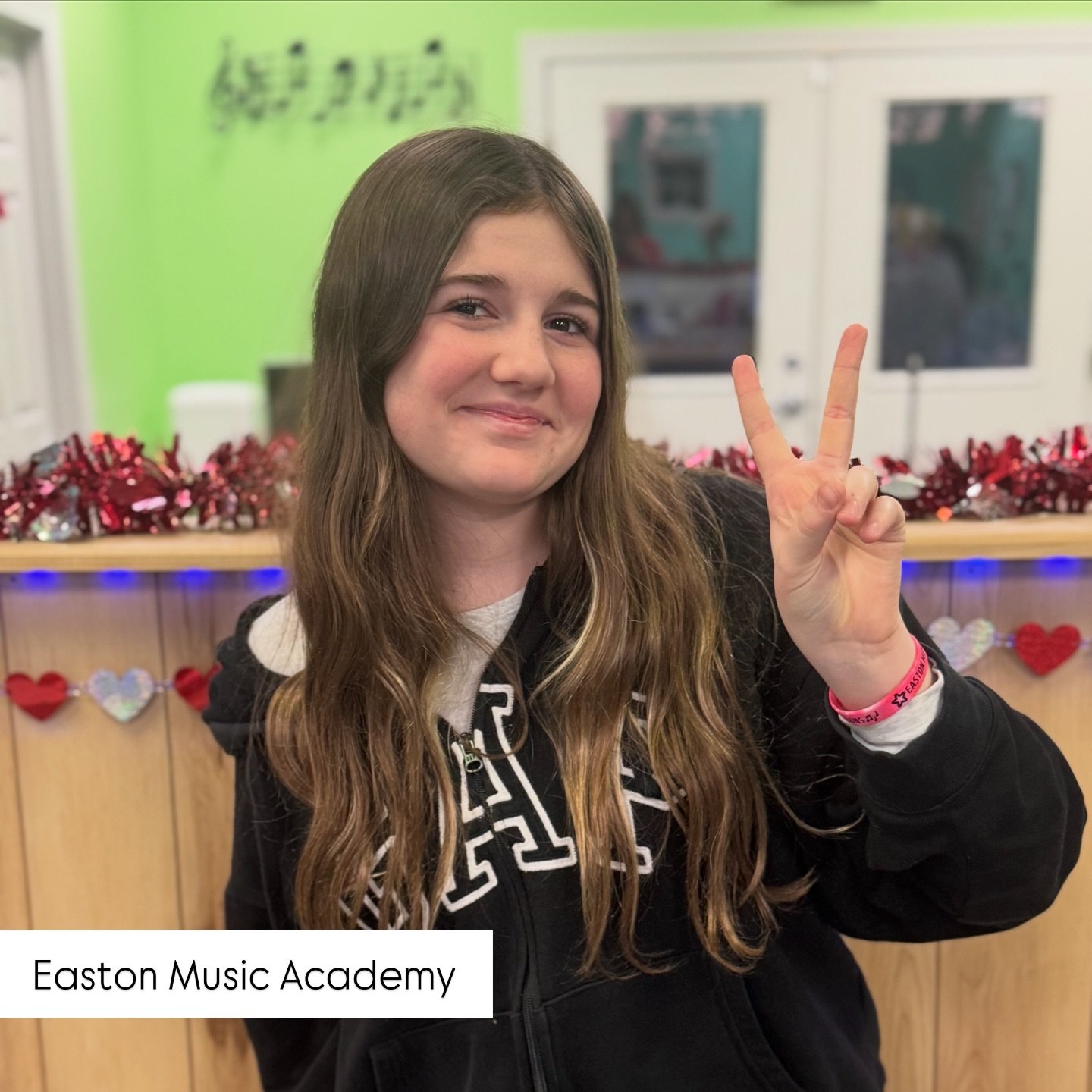 The vibes at EMA: 👏🏻🎶✨🫶💃✌️🥰🤪😀