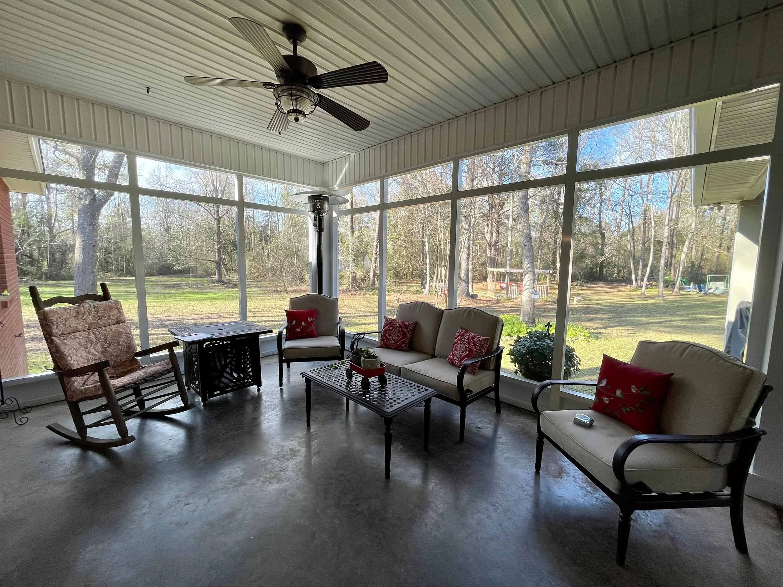 Residential screenroom with clean lines and open views of the outdoors.