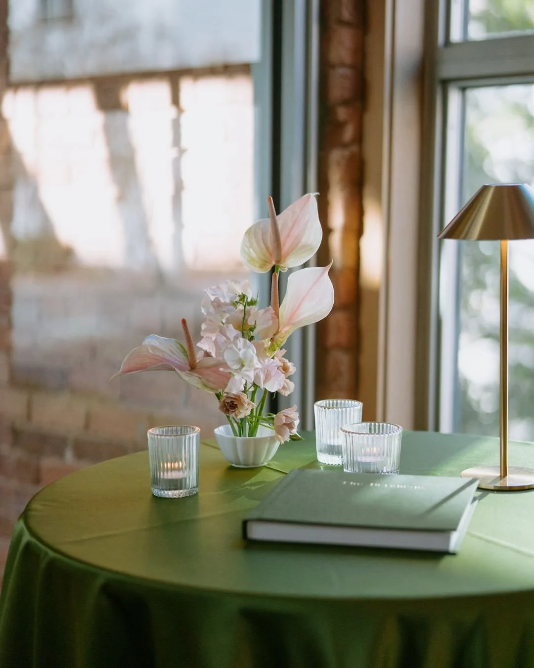 soft and romantic wedding florals that prioritize movement, shape, and dimensionality

photographs by the talented @emilyveinbergphoto