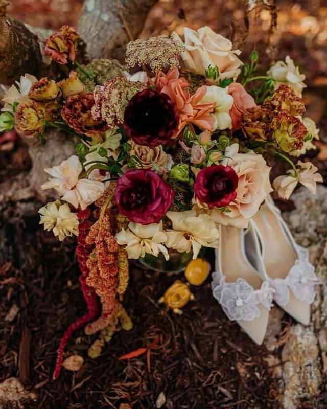 Rich burgundy, warm rust, soft peach, and all the texture we could ask for. 🍂

We love getting creative with seasonal colors and putting a unique spin on traditional wedding florals. This bouquet is the perfect example of how a fall color palette ca