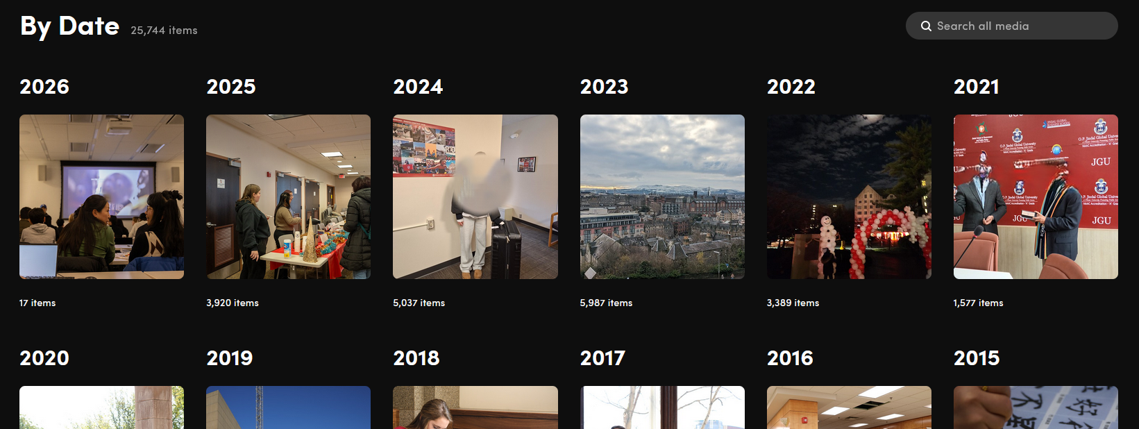 A screenshot of a photo storage interface, indicating that there are over 24000 photos by date