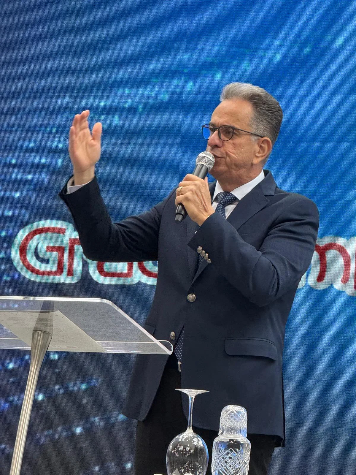 Pastor pregando no púlpito da igreja