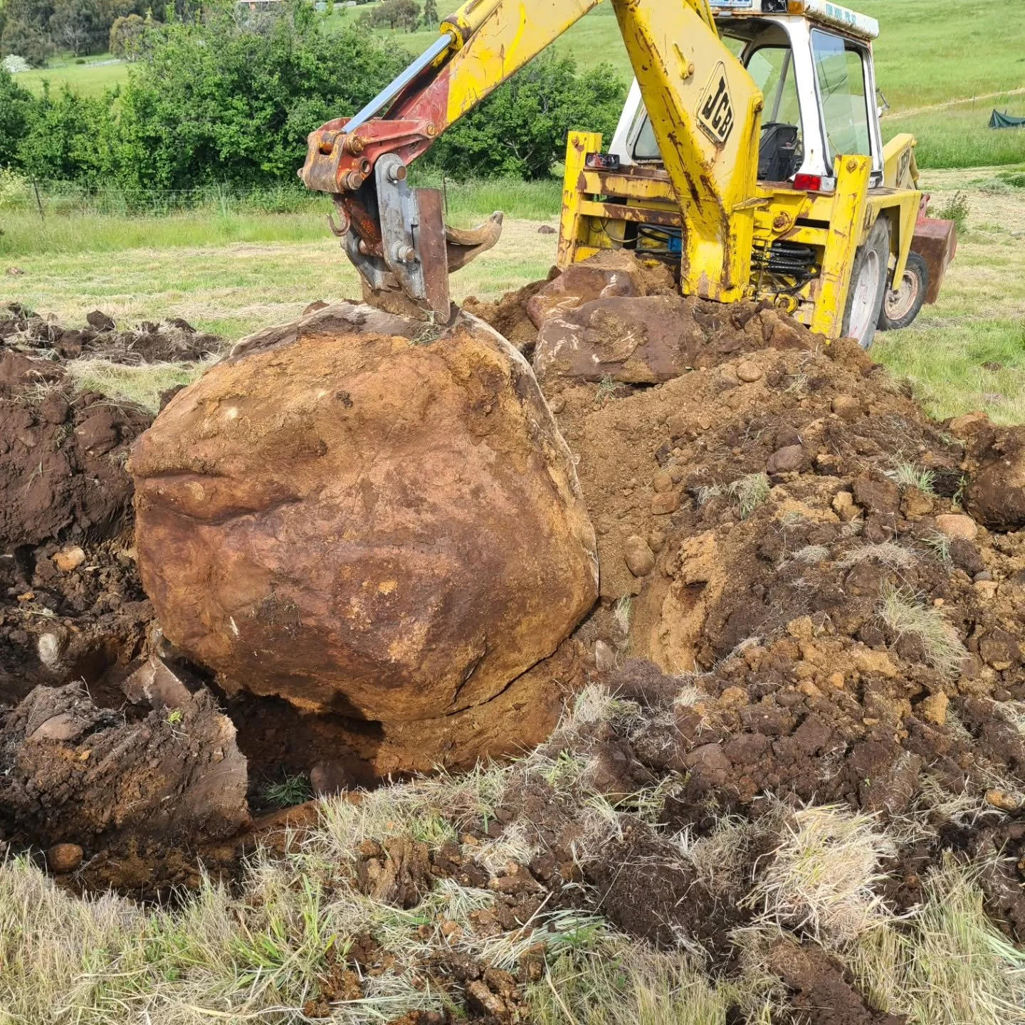 BIRDHILL ROCKS, in 2020 we started removing the large rocks and bluestone boulders from the soil in preparation for ripping.. Hard to believe what lies beneath!!!