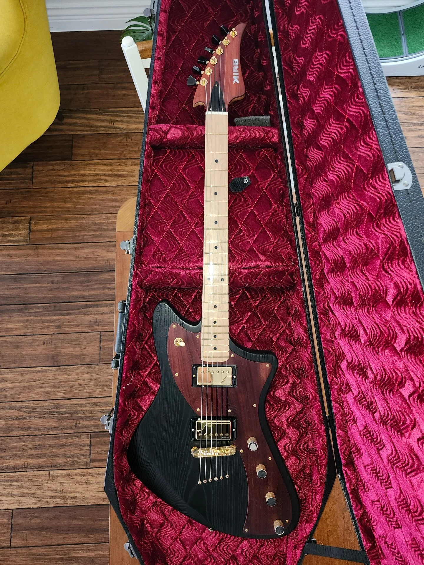 Custom guitar by Kirb Guitars with Meteora&rsquo;s shape.

SOLD✅

Go to kirbguitars.com to get your custom guitar