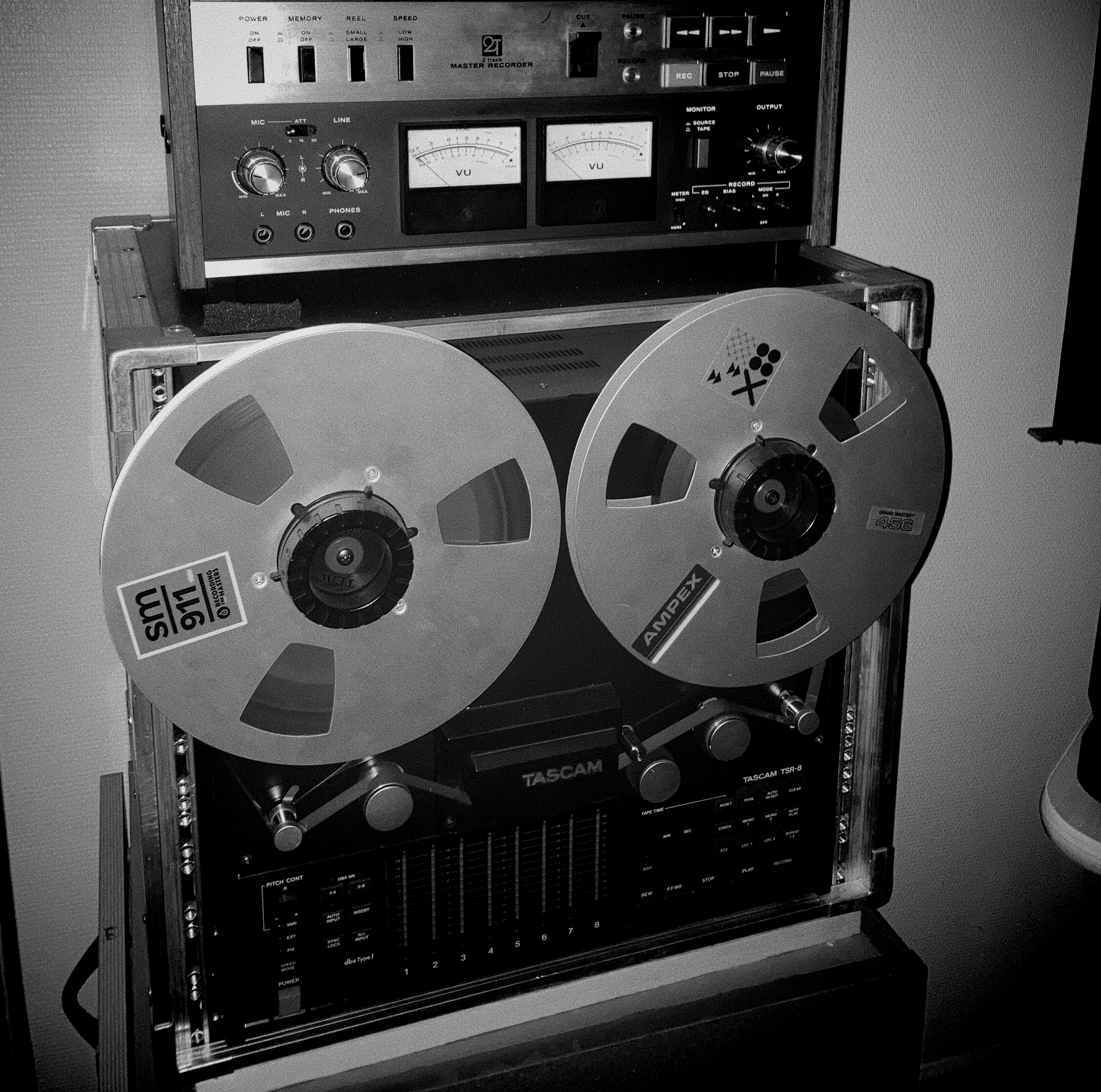 Une machine à qui un magnétophone à bobine, un lecteur de cassettes TASCAM, un amplificateur AMPEX, et un enregistreur de son.