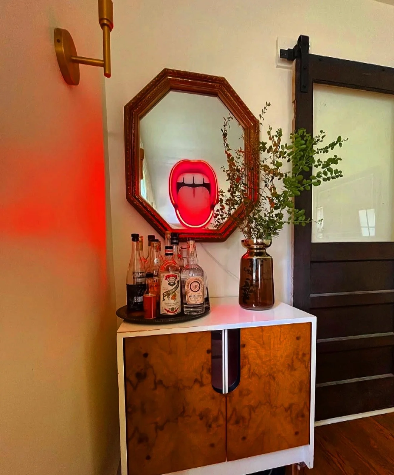 My favorite corner of the Riverwood dining room with one of my favorite pieces of custom art ever in the way of this killer neon mouth mirror by @katefromaway. This little burlwood bar was also probably the steal of the year on @chairishco at $150🤯 