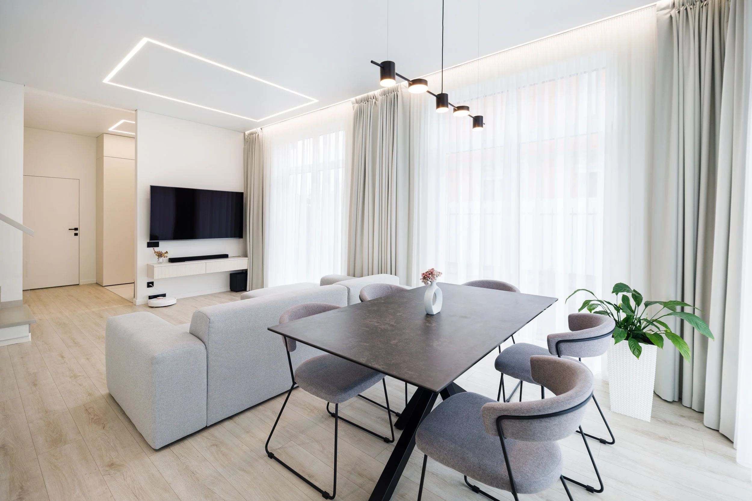 Living_Room_In_A_Private_Apartment_original_2467666.jpg