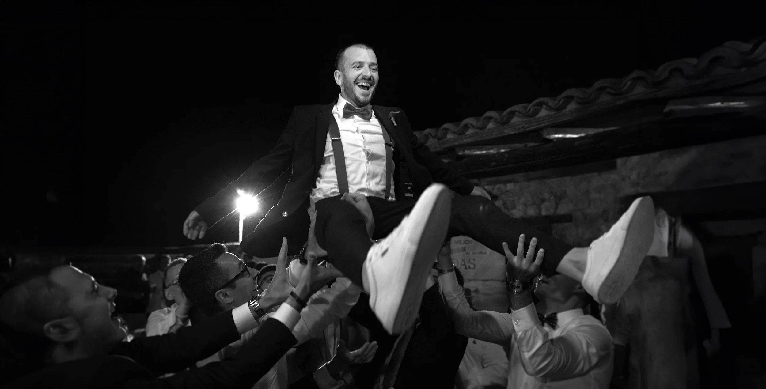Larissa y Emmett, clientes de Laurie, recién casados alejándose del altar.