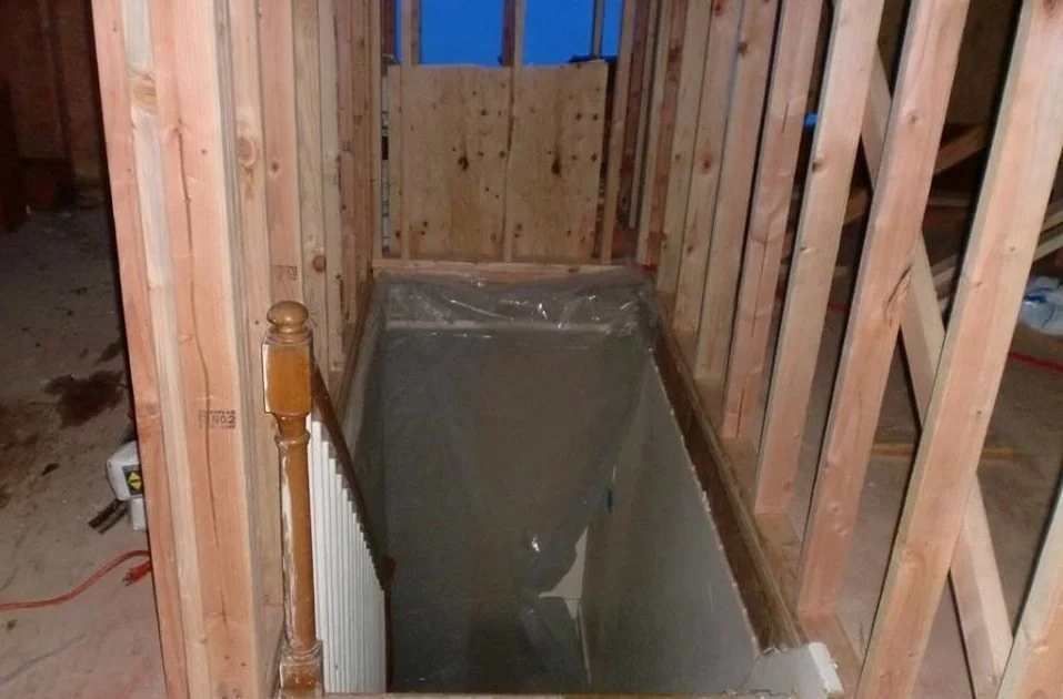 44 Stairway- left side office, right side boy room.jpg