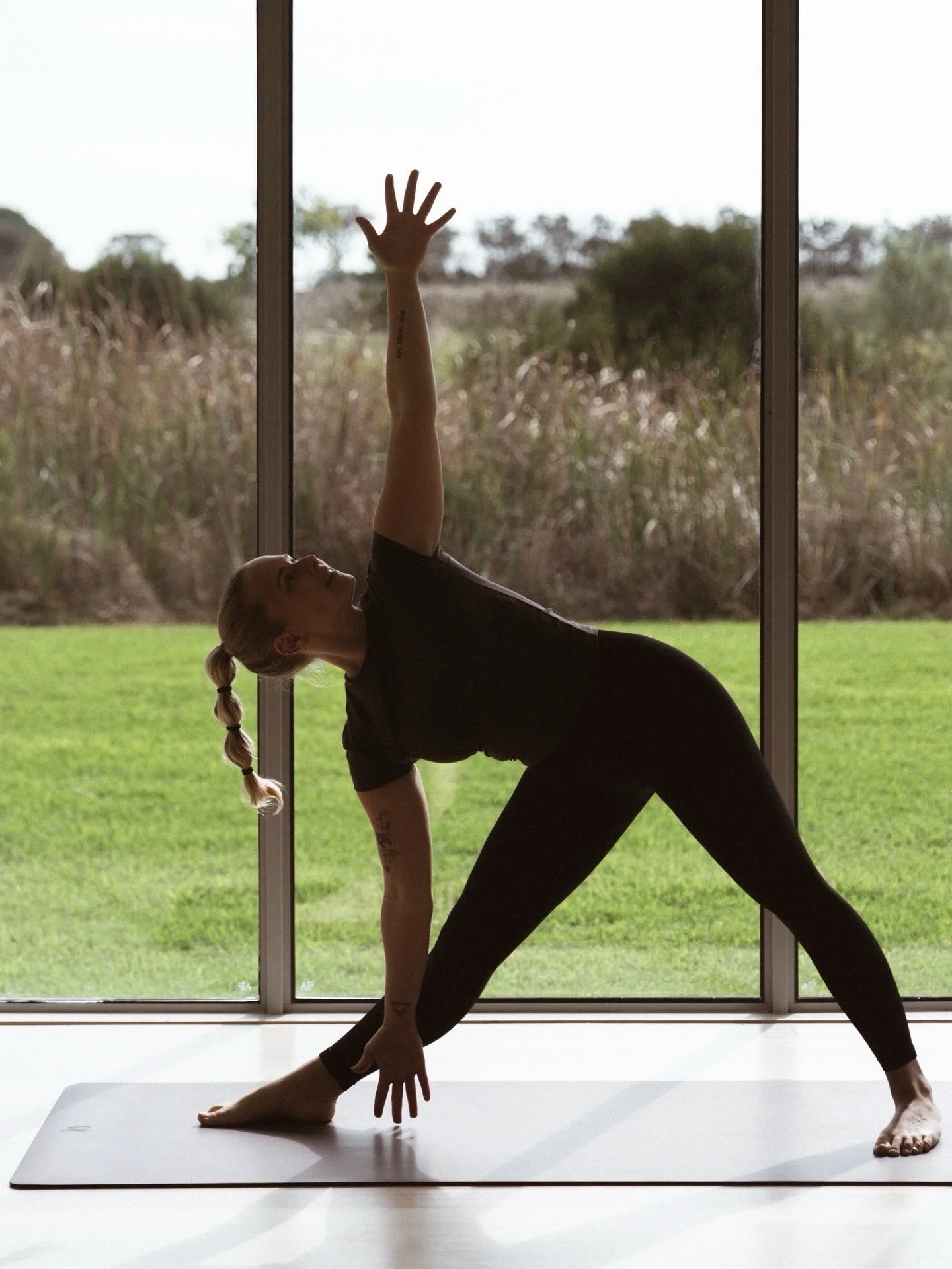 Flowing with @restorewithelinor at @zehnwellness Studio

Espresso mats and blocks from @moveactive 

#yogamelbourne #zehnwellness #yogacommunity #morningtonpeninsula #peninsulawellness