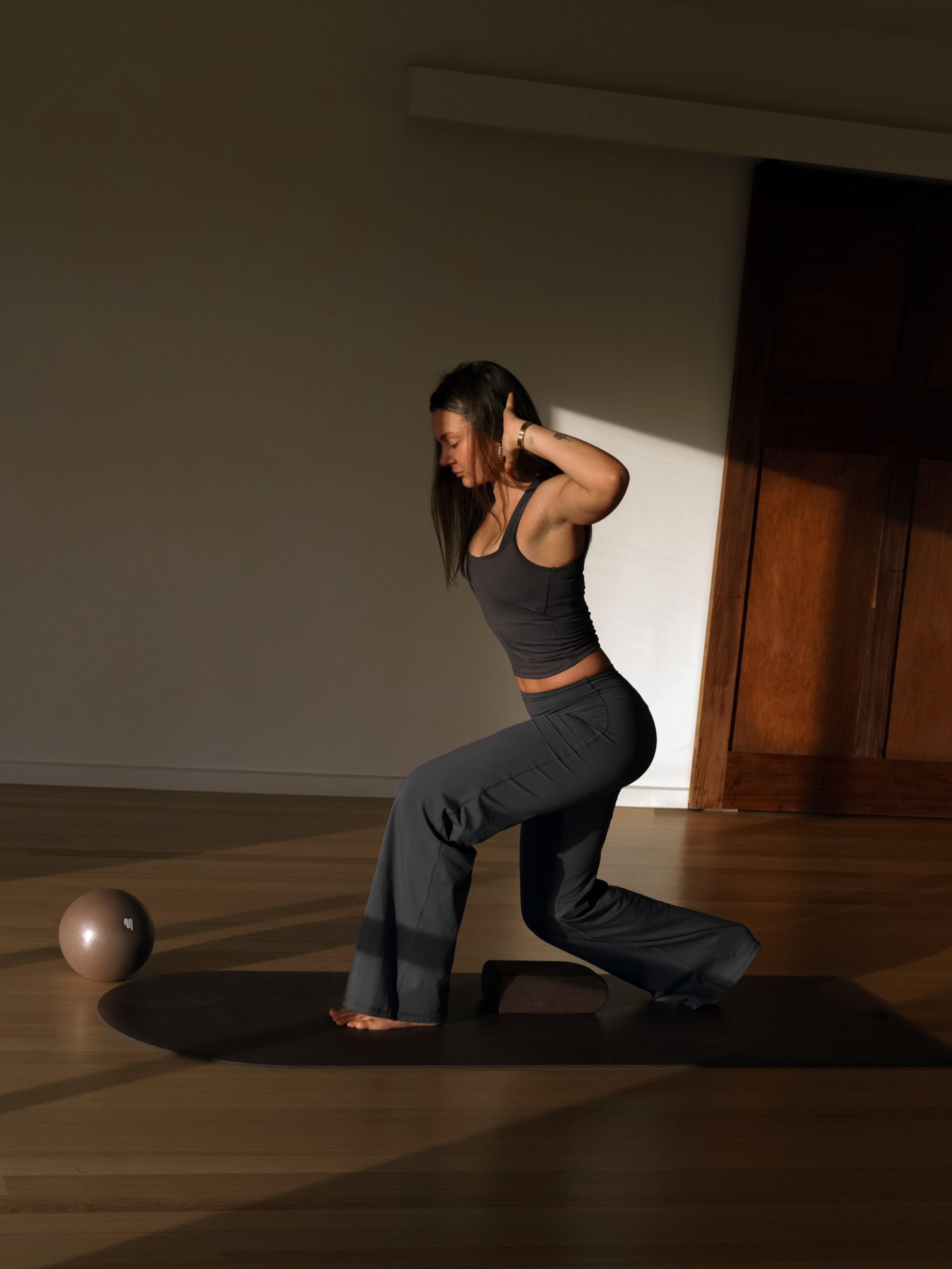 Mat pilates with @_ellabyrne at @zehnwellness 🌞 

Movement and Shapes // @akinastudios.co @moveactive