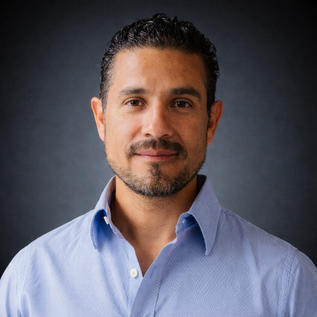 ernando Hidalgo, experto en project management y modernización de procesos industriales, con más de 25 años en mejora continua, eficiencia y control de costos.